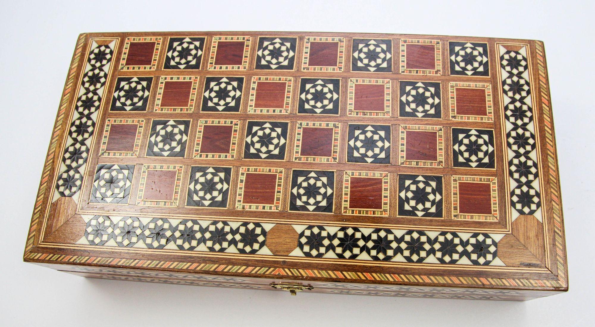 Boîte de backgammon en mosaïque de bois incrustée de marqueterie du Moyen-Orient 2