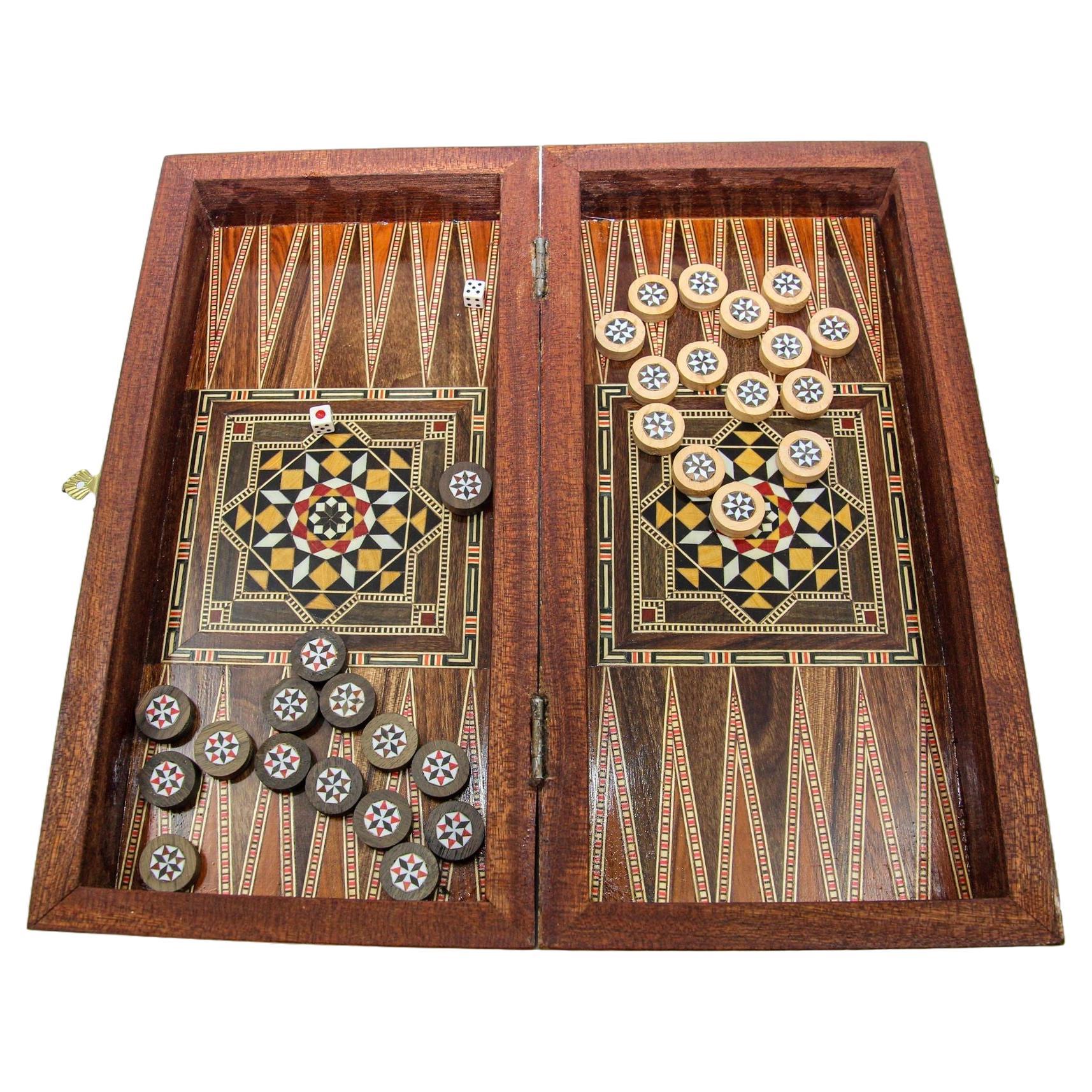 Boîte de backgammon en mosaïque de bois incrustée de marqueterie du Moyen-Orient
