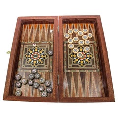 Boîte de backgammon en mosaïque de bois incrustée de marqueterie du Moyen-Orient