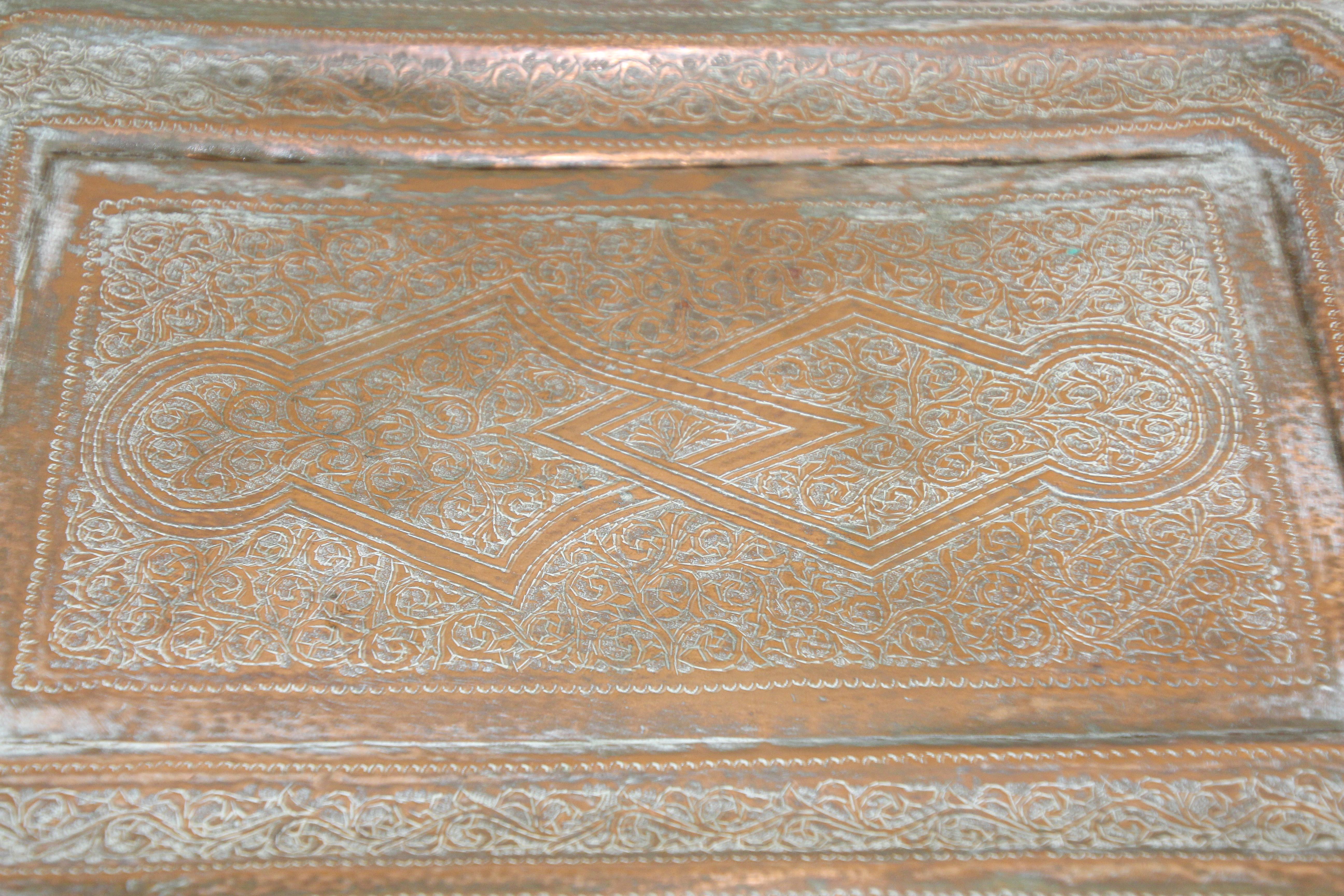 Plateau de présentation octogonal persan en cuivre du Moyen-Orient en vente 8