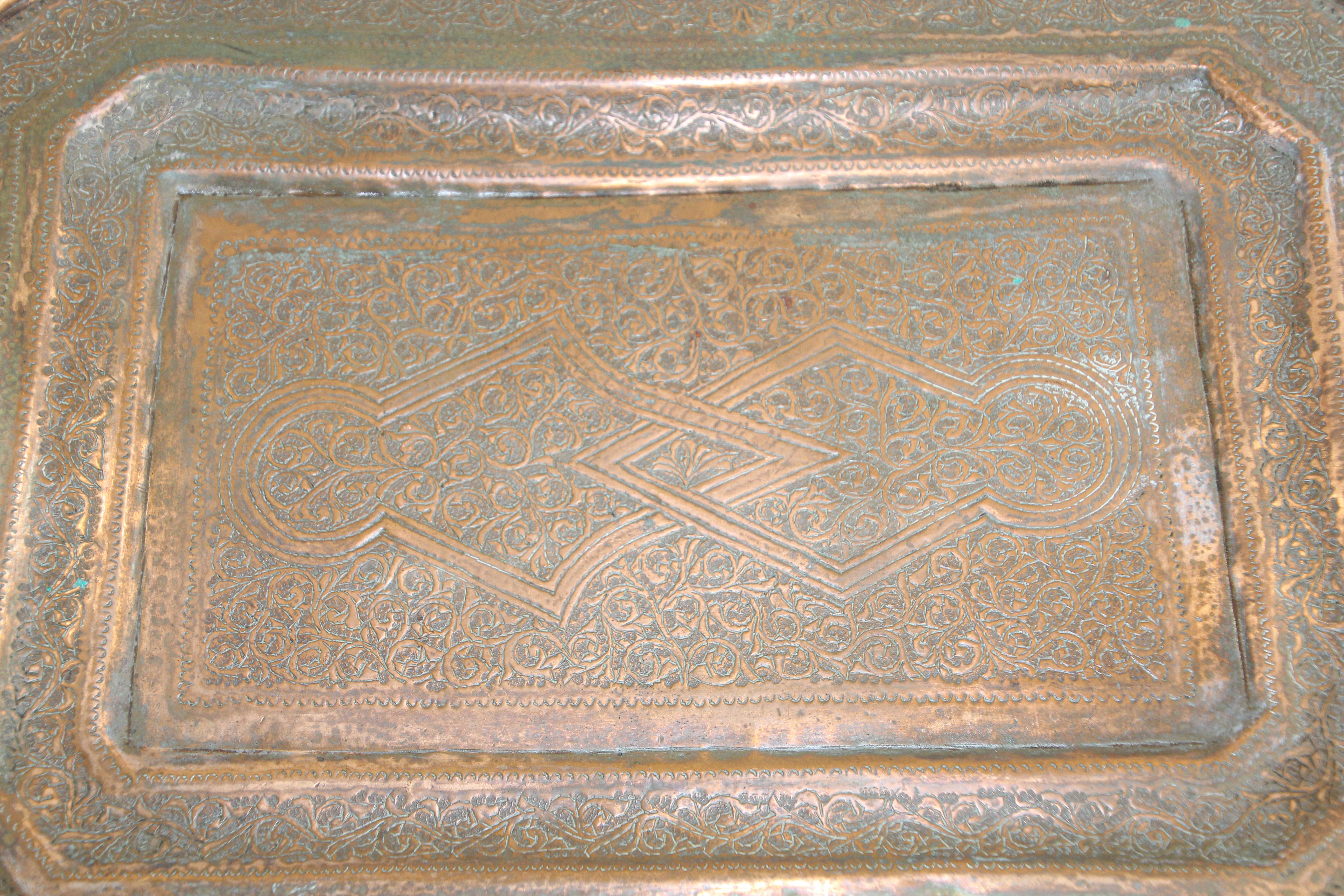 Plateau de service octogonal en cuivre persan du Moyen-Orient.
Plateau en cuivre martelé à la main avec de très beaux motifs mauresques.
Dimensions :
13 