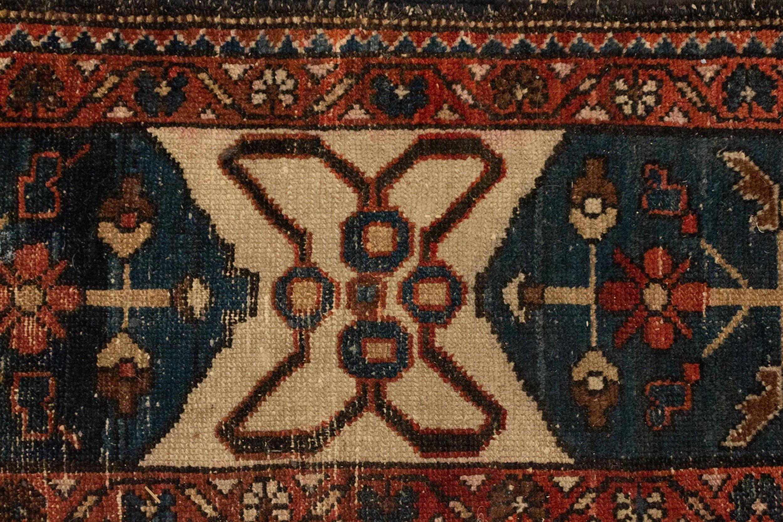Persischer Teppich aus dem Nahen Osten mit einem braunen, schwarzen und roten Muster.

Bitte beachten Sie: gebrauchter Zustand