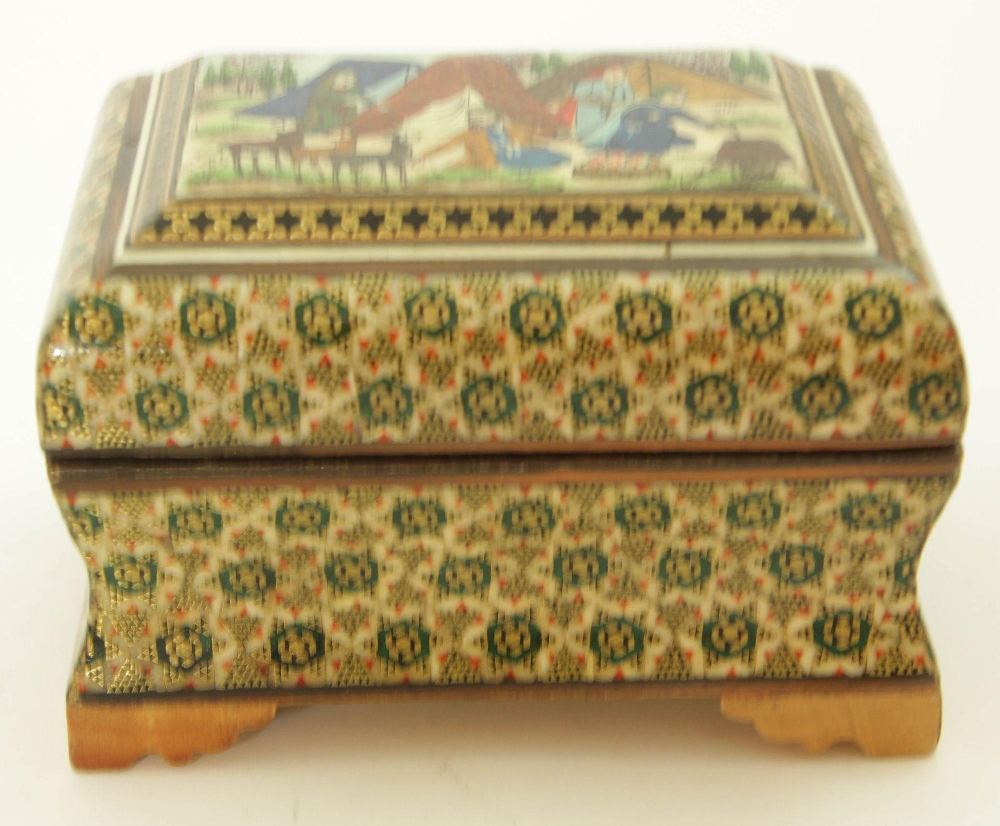 Caja de baratijas Khatam persa de Oriente Medio con pintura artística en miniatura Años 50 en venta 2