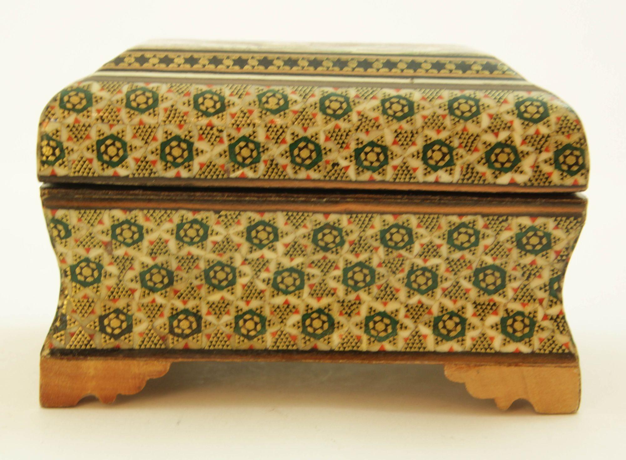 Caja de baratijas Khatam persa de Oriente Medio con pintura artística en miniatura Años 50 en venta 3