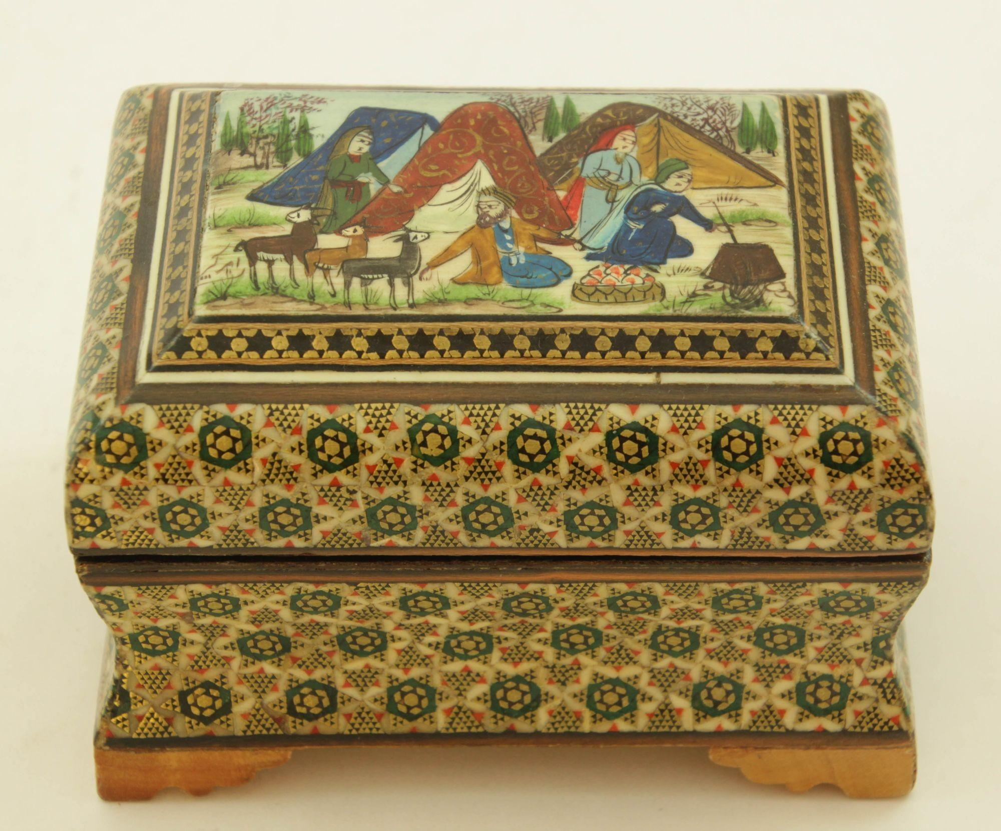 Caja de baratijas Khatam persa de Oriente Medio con pintura artística en miniatura Años 50 en venta 4