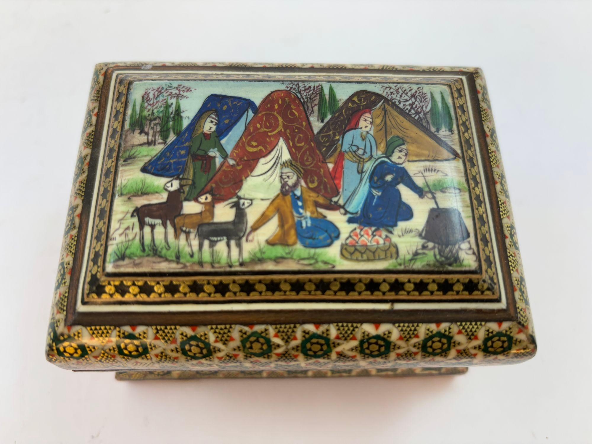 Caja de Baratijas Khatam Persa Vintage de Oriente Medio con Pintura Artística en Miniatura.
Esta caja de madera lacada y pintada a mano presenta una marquetería morisca de micromosaico, perfecta para guardar pequeñas baratijas.
La marquetería