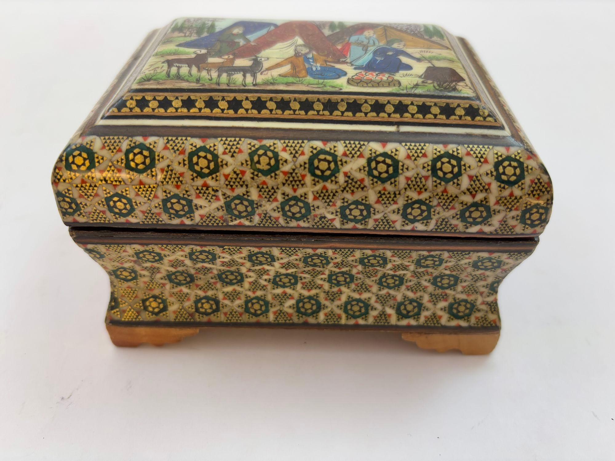Caja de baratijas Khatam persa de Oriente Medio con pintura artística en miniatura Años 50 Islámico en venta
