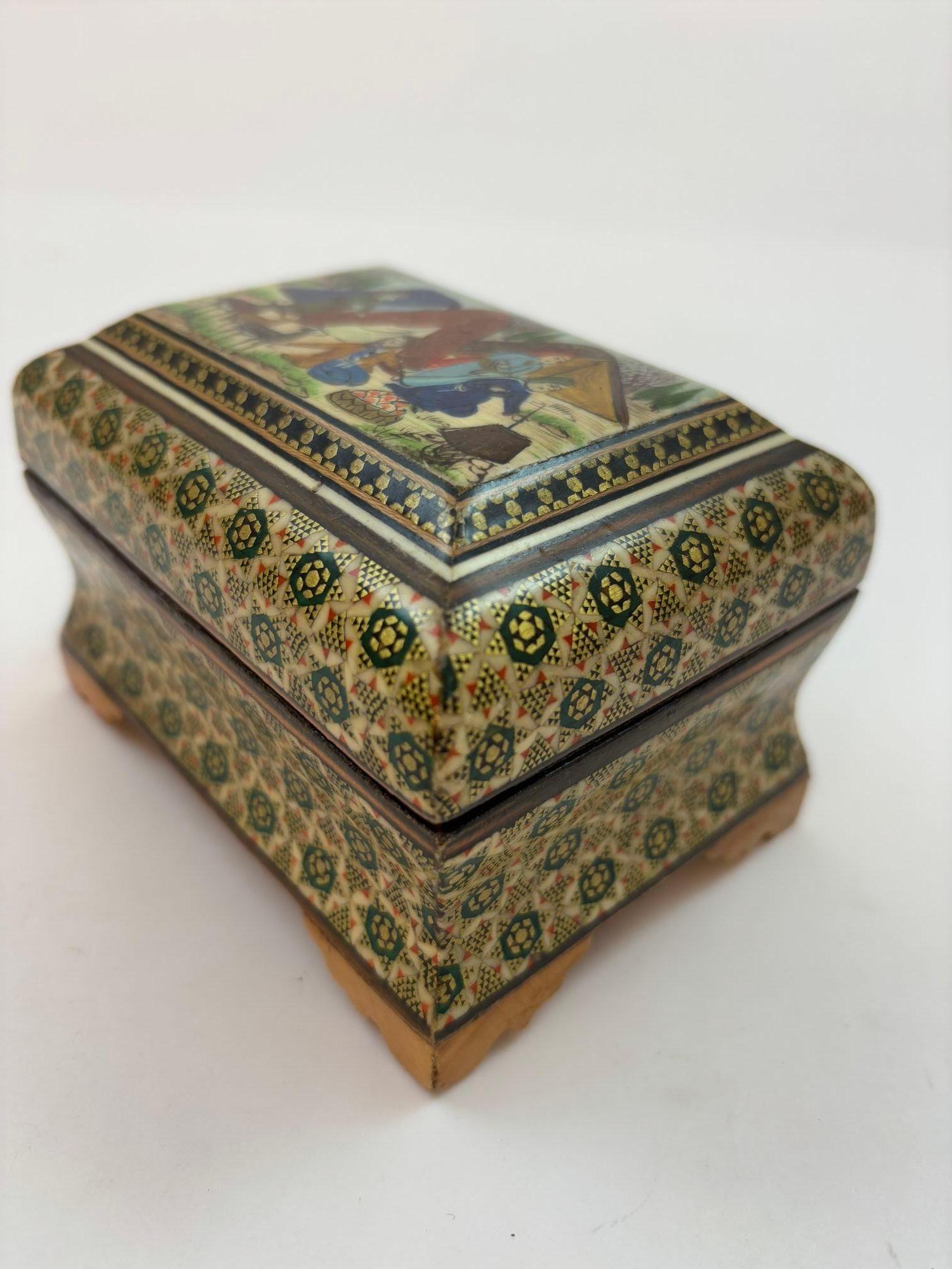 Caja de baratijas Khatam persa de Oriente Medio con pintura artística en miniatura Años 50 Libanés en venta