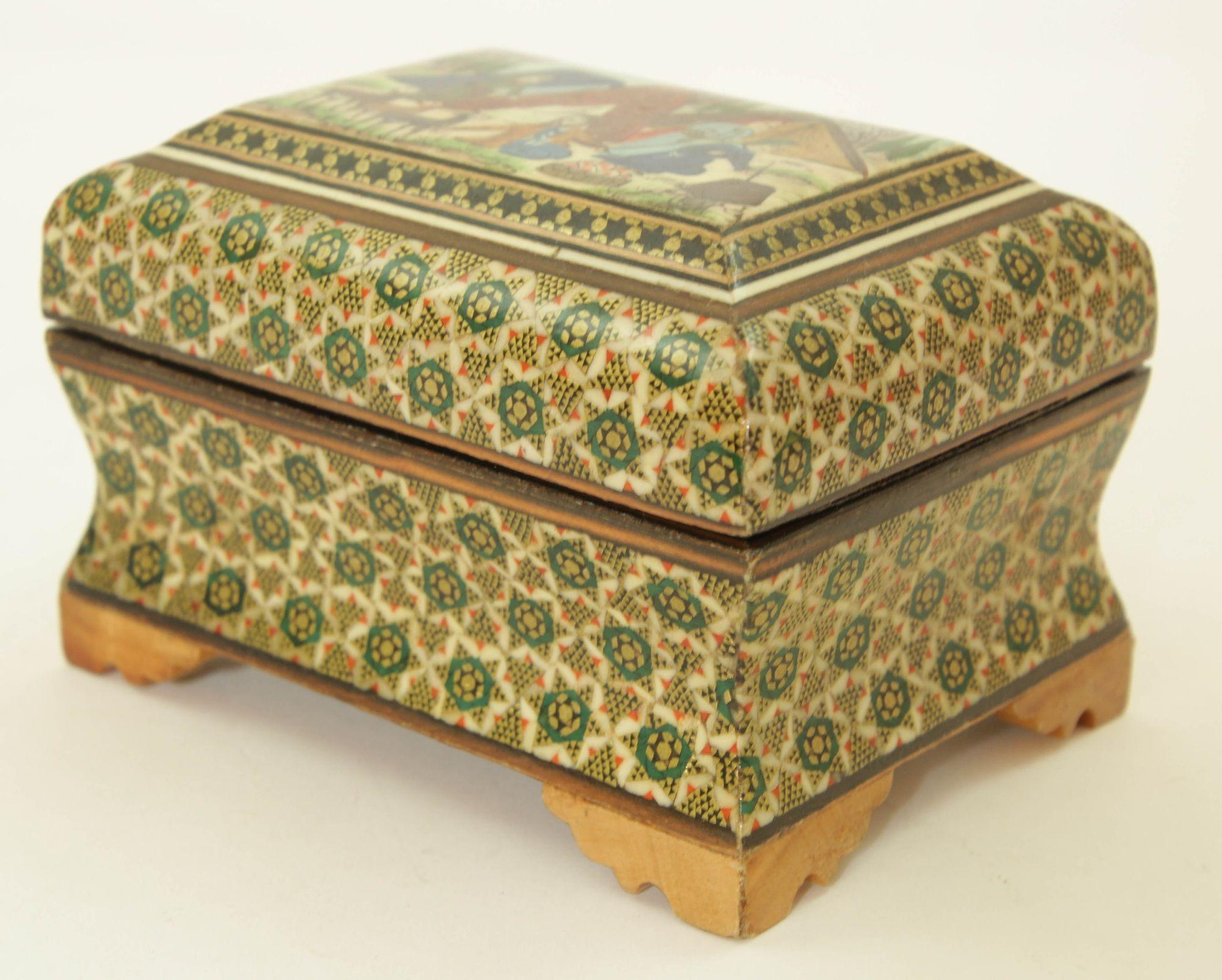 Caja de baratijas Khatam persa de Oriente Medio con pintura artística en miniatura Años 50 en Bueno estado para la venta en North Hollywood, CA