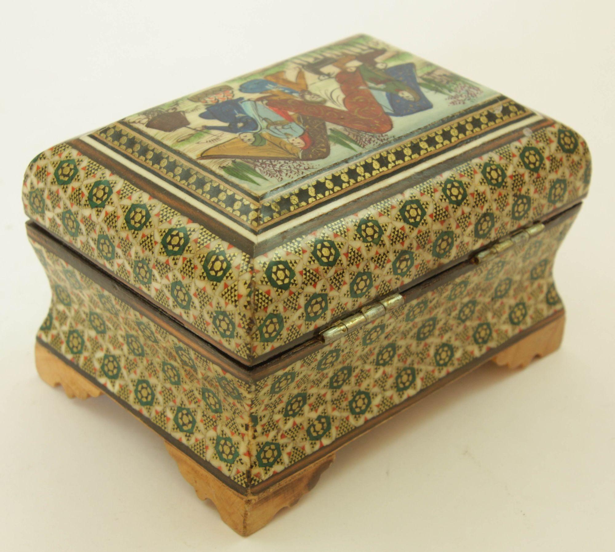 Caja de baratijas Khatam persa de Oriente Medio con pintura artística en miniatura Años 50 siglo XX en venta