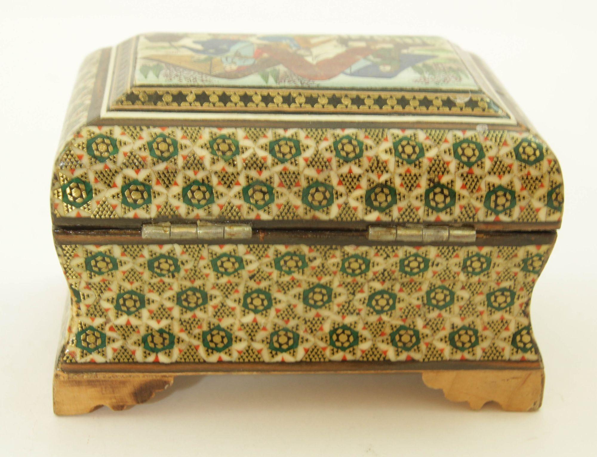 Caja de baratijas Khatam persa de Oriente Medio con pintura artística en miniatura Años 50 Madera frutal en venta