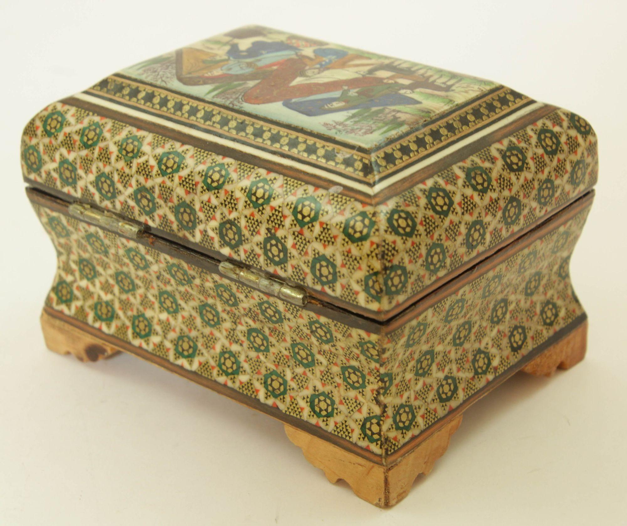 Caja de baratijas Khatam persa de Oriente Medio con pintura artística en miniatura Años 50 en venta 1