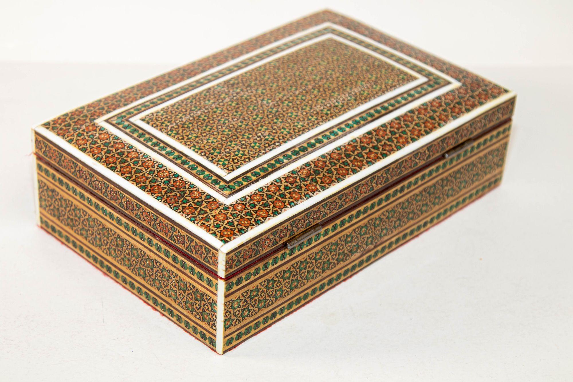 Boîte à bijoux persane du Moyen-Orient en micro-mosaïque incrustée de kaki en vente 5