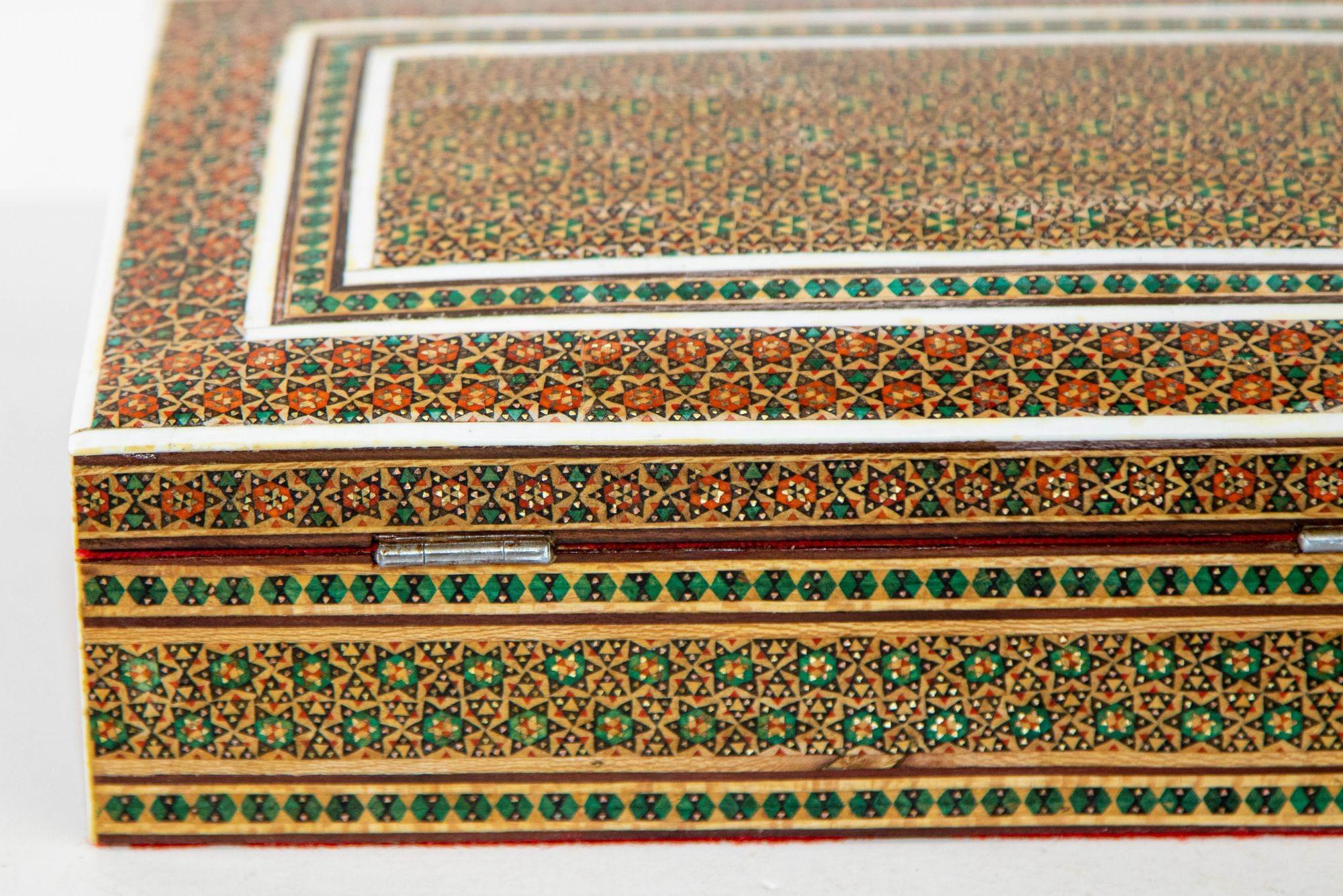 Boîte à bijoux persane du Moyen-Orient en micro-mosaïque incrustée de kaki en vente 7