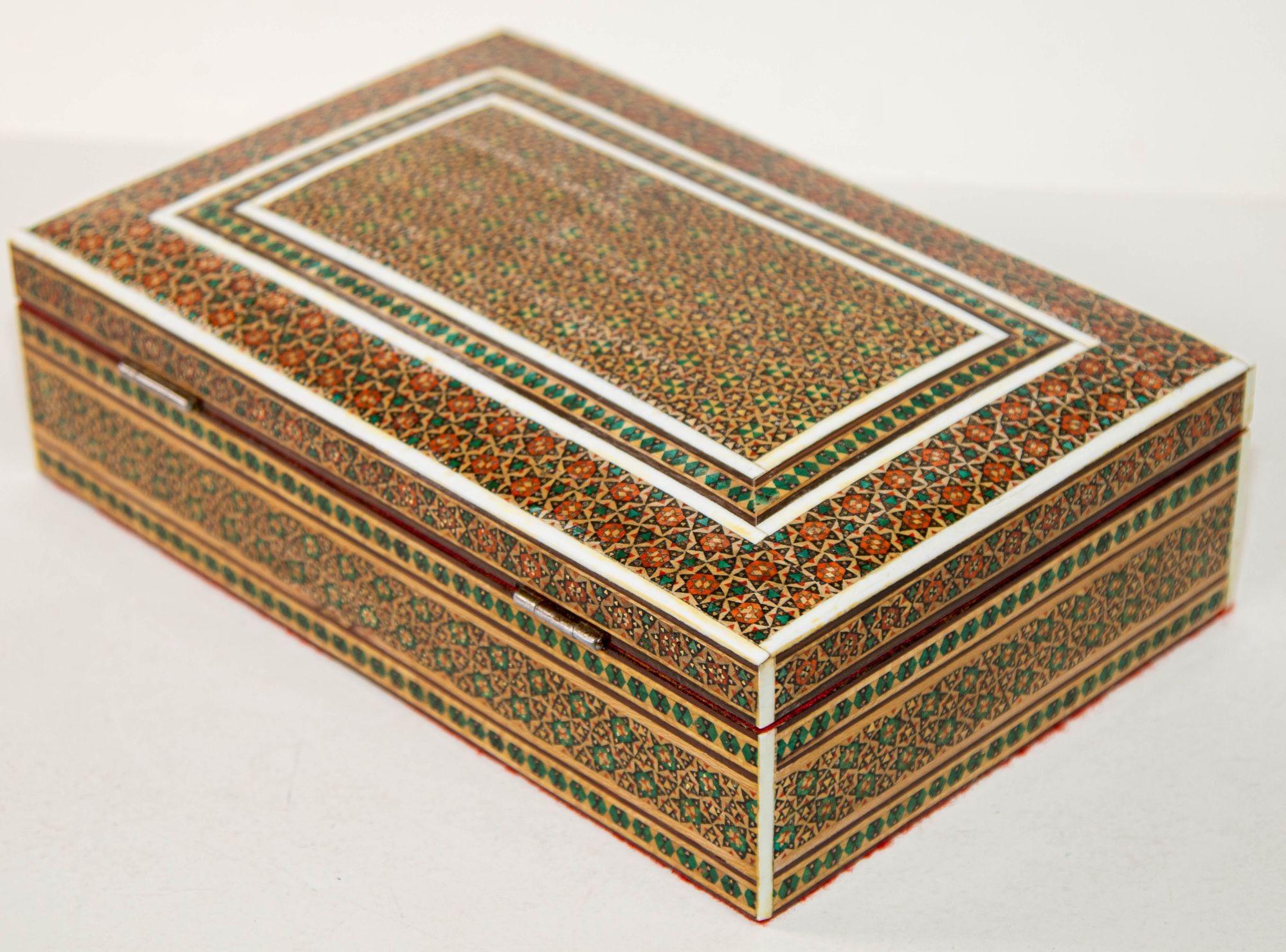 Boîte à bijoux persane du Moyen-Orient en micro-mosaïque incrustée de kaki en vente 8