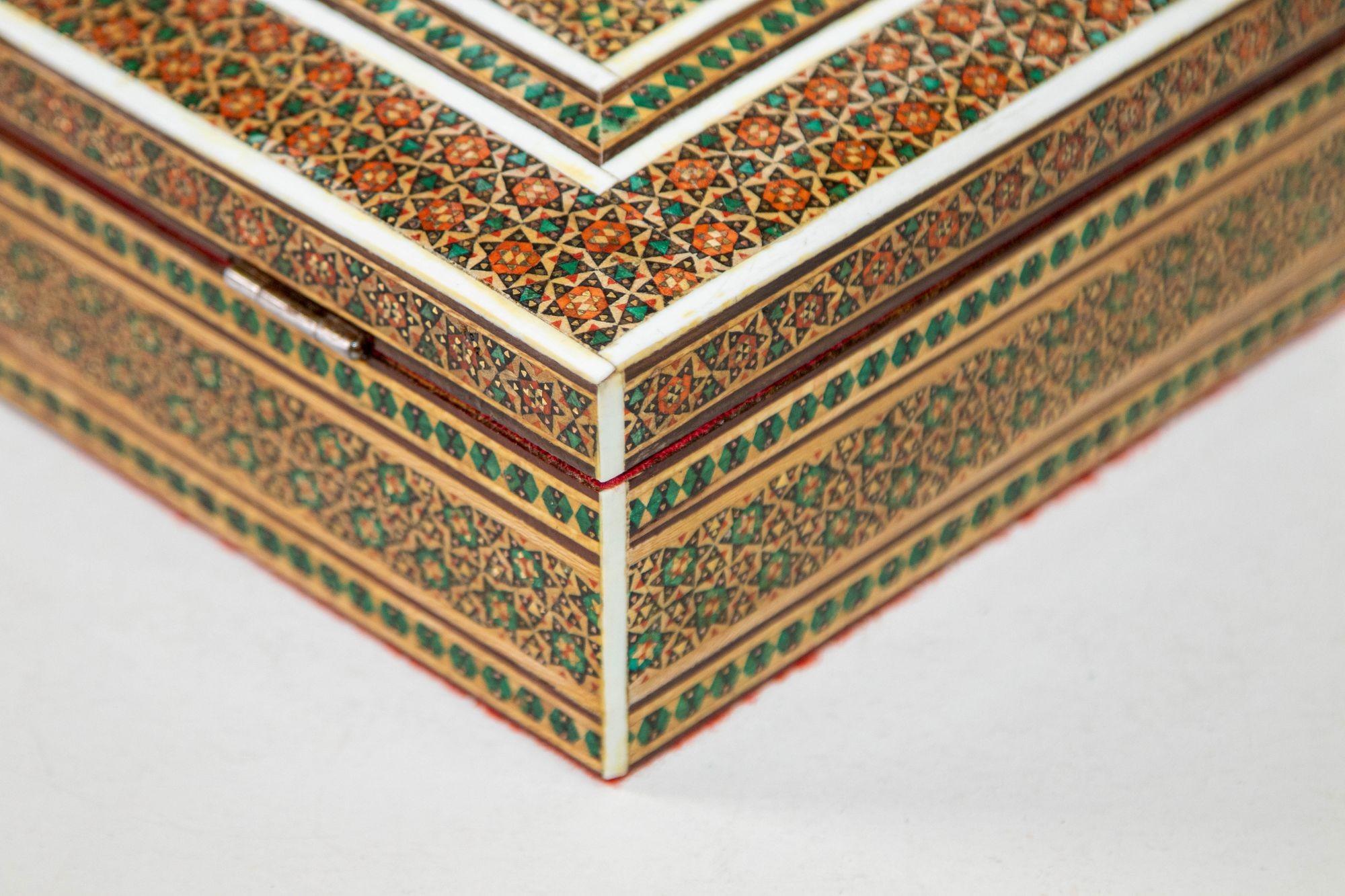 Boîte à bijoux persane du Moyen-Orient en micro-mosaïque incrustée de kaki en vente 9