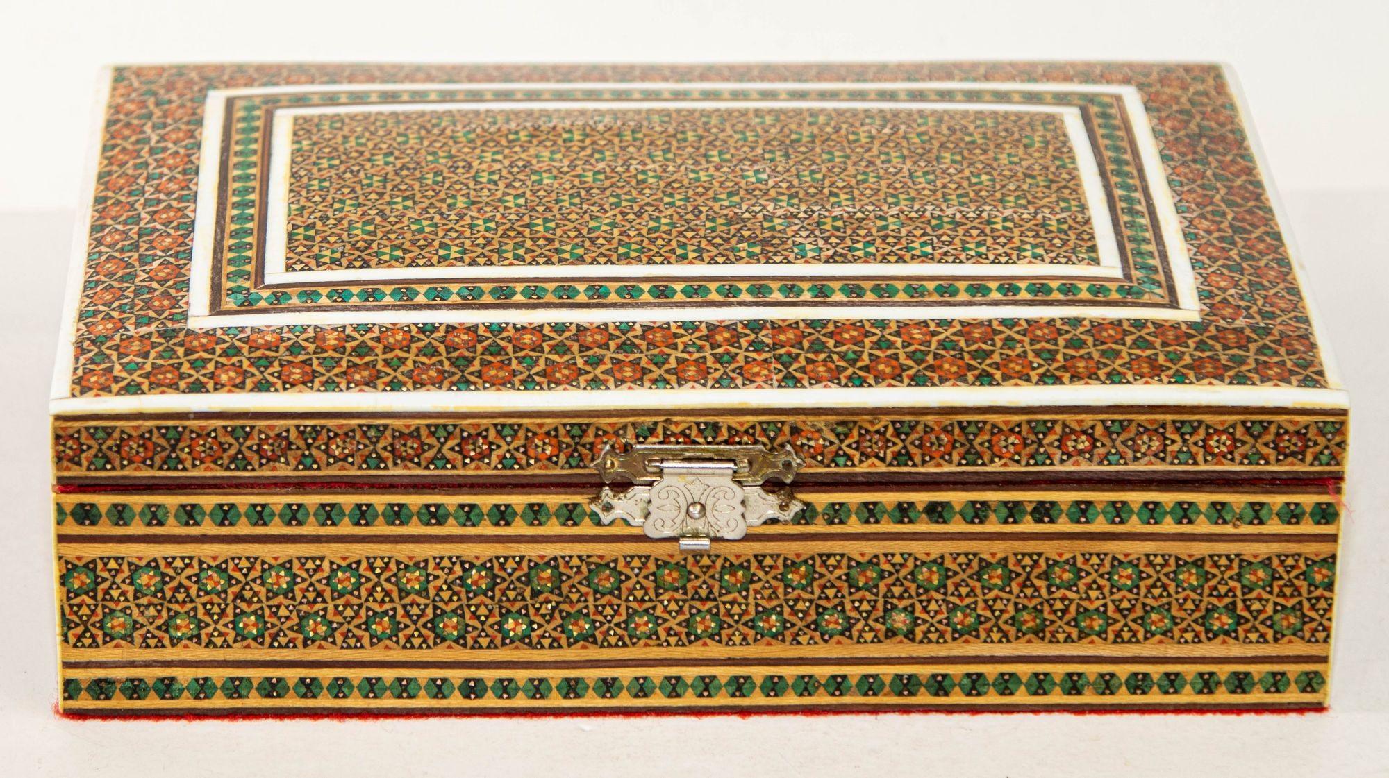 Grande boîte à bijoux en bois incrusté de micro-mosaïques Khatam du Moyen-Orient indo-persan.
Boîte en marqueterie de micro-mosaïques Sadeli du Moyen-Orient avec un motif géométrique mauresque.
Boîte en bois Khatam fabriquée à la main avec une