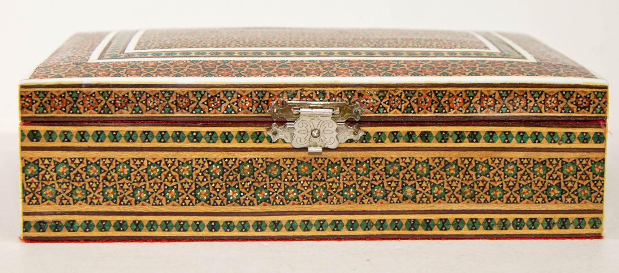 Mauresque Boîte à bijoux persane du Moyen-Orient en micro-mosaïque incrustée de kaki en vente