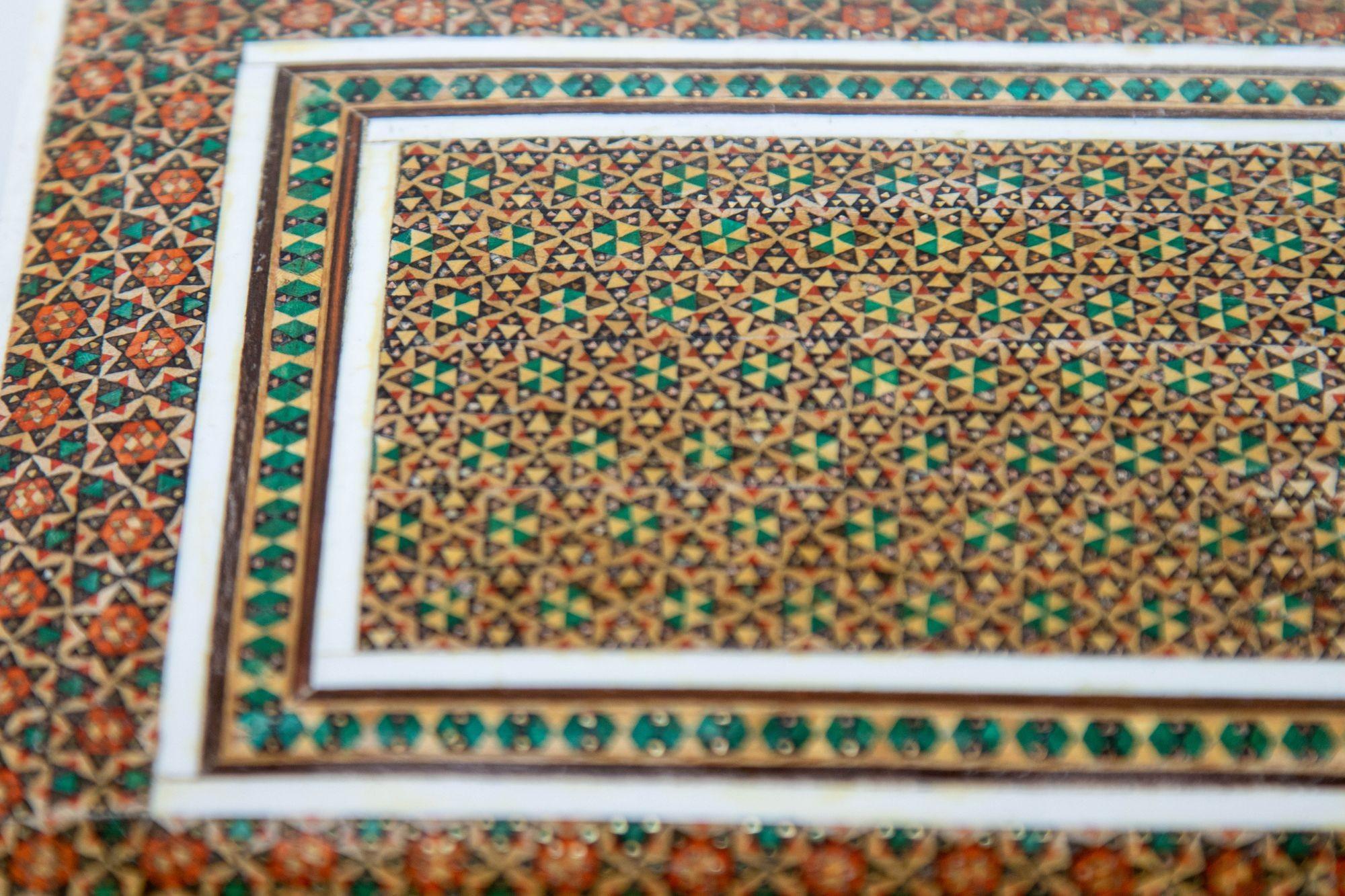 Boîte à bijoux persane du Moyen-Orient en micro-mosaïque incrustée de kaki Bon état - En vente à North Hollywood, CA