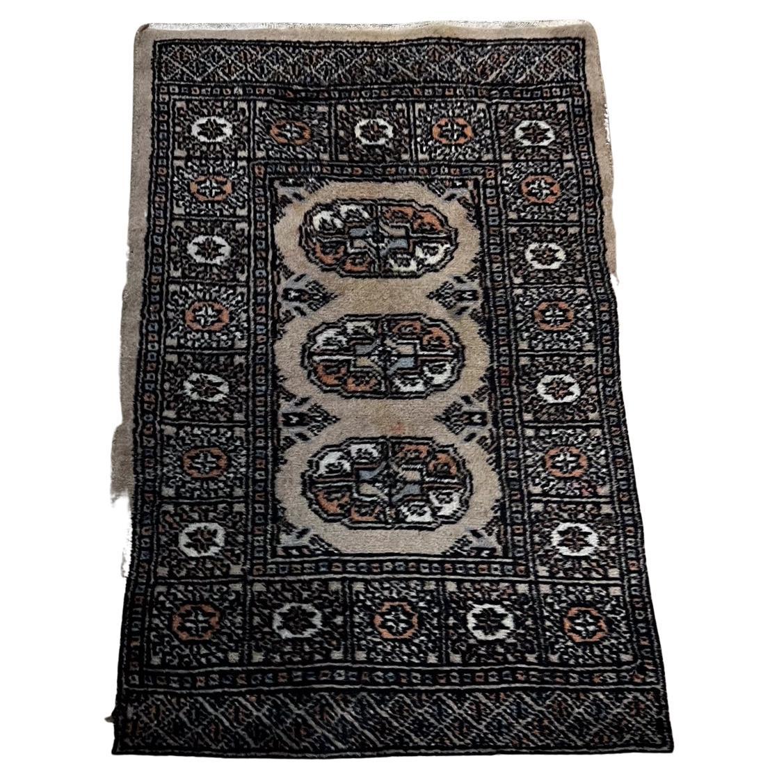 Traditional Small Rug Middle Eastern wall art Tapestry
Handmade Persian prayer Rug
21.25 x 34.75 h
Preowned original vintage condition.
See images please.