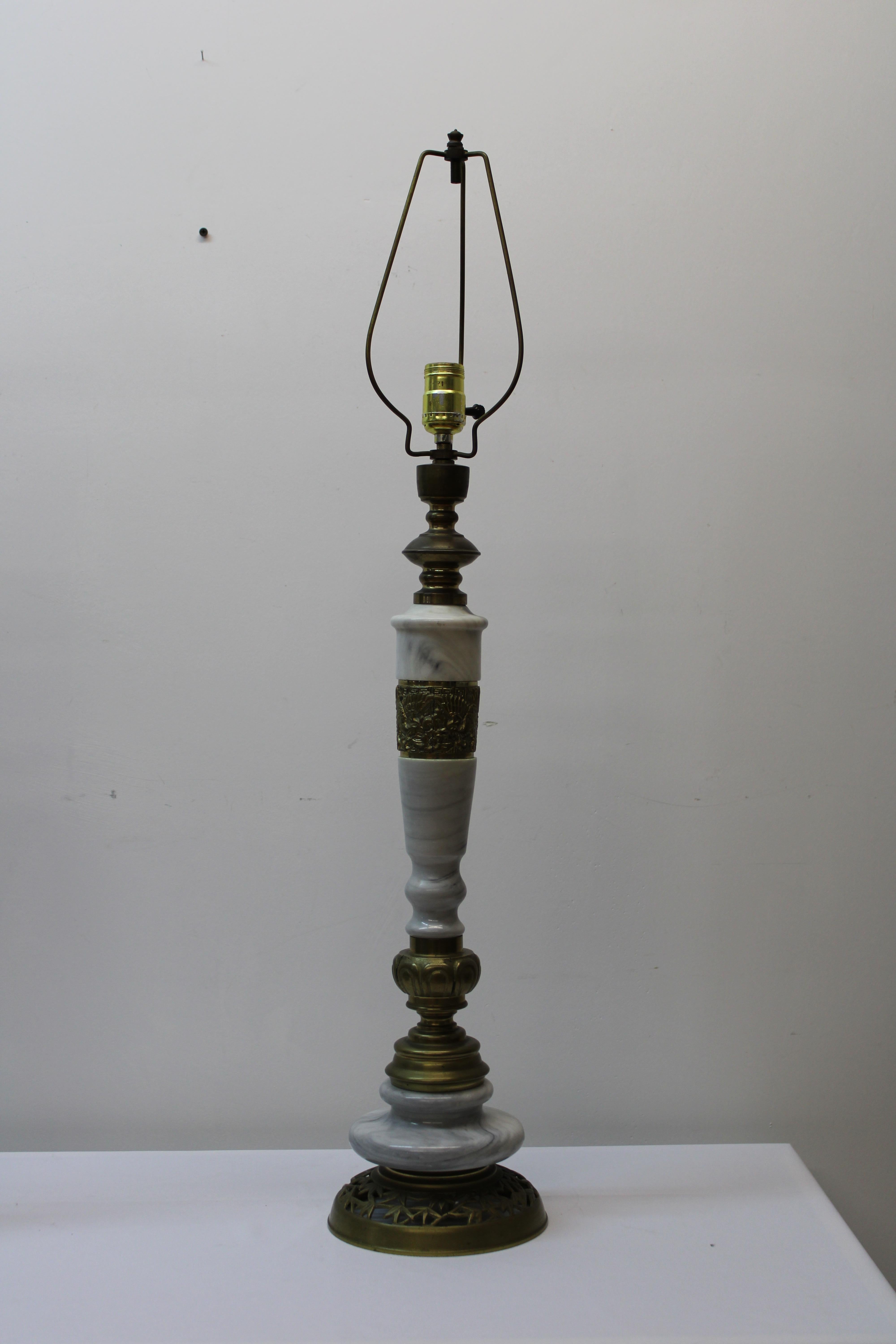 C 20. Jahrhundert

Tischlampen aus Marmor und Messing im nahöstlichen Stil.