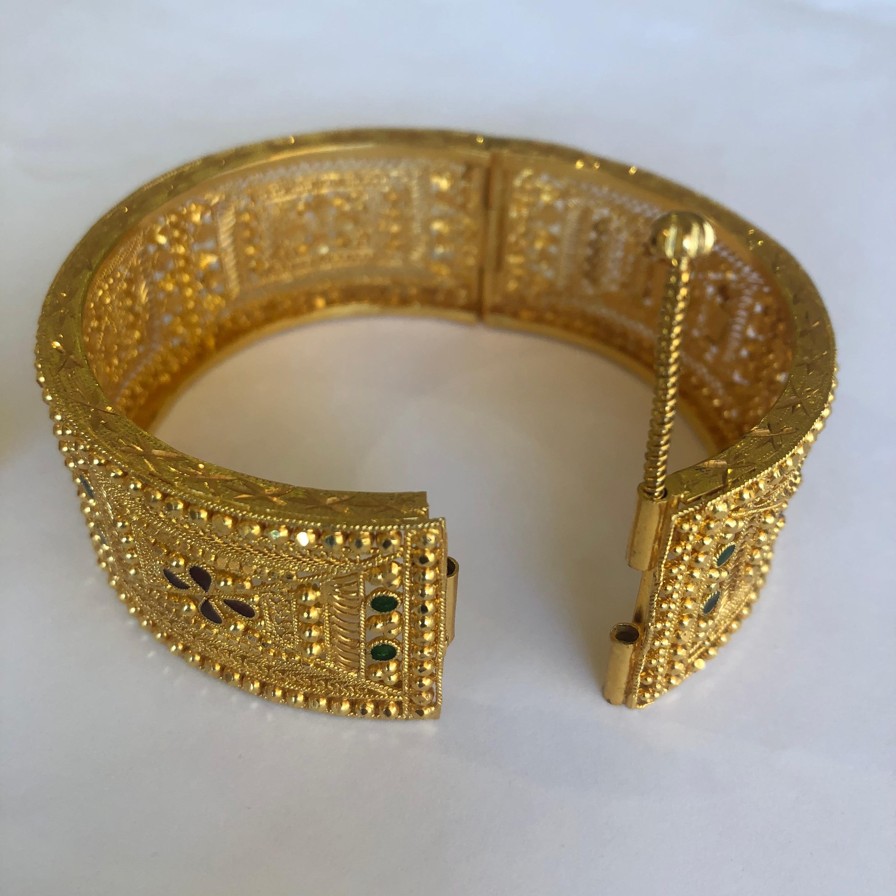 Bracelet jonc large de style moyen-oriental en or 21 carats et émail rouge et vert en vente 1