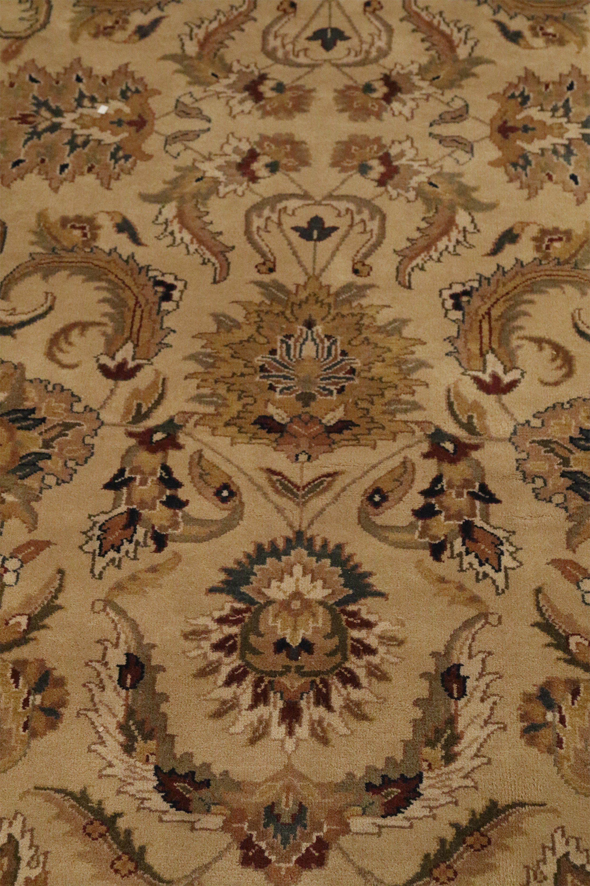Tapis rectangulaire de style turc du Moyen-Orient avec un motif or, beige et brun, avec une bordure et une frange beige. Mesures : (8.75' x 12').
