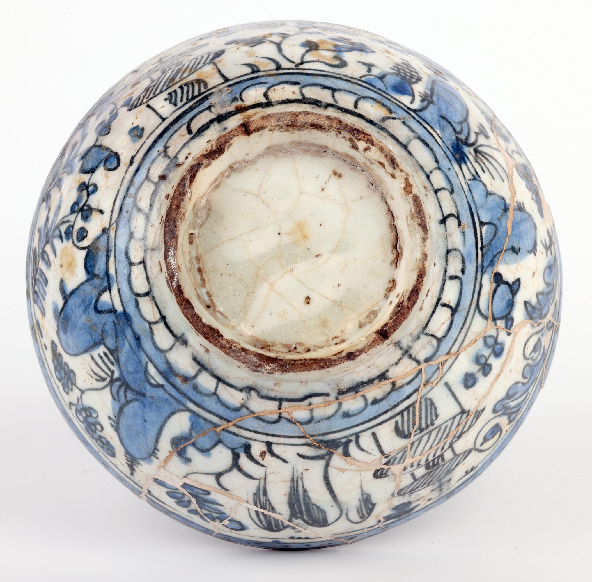 Inusual cuenco islámico de cerámica pintada en azul y blanco de Oriente Medio en venta 2