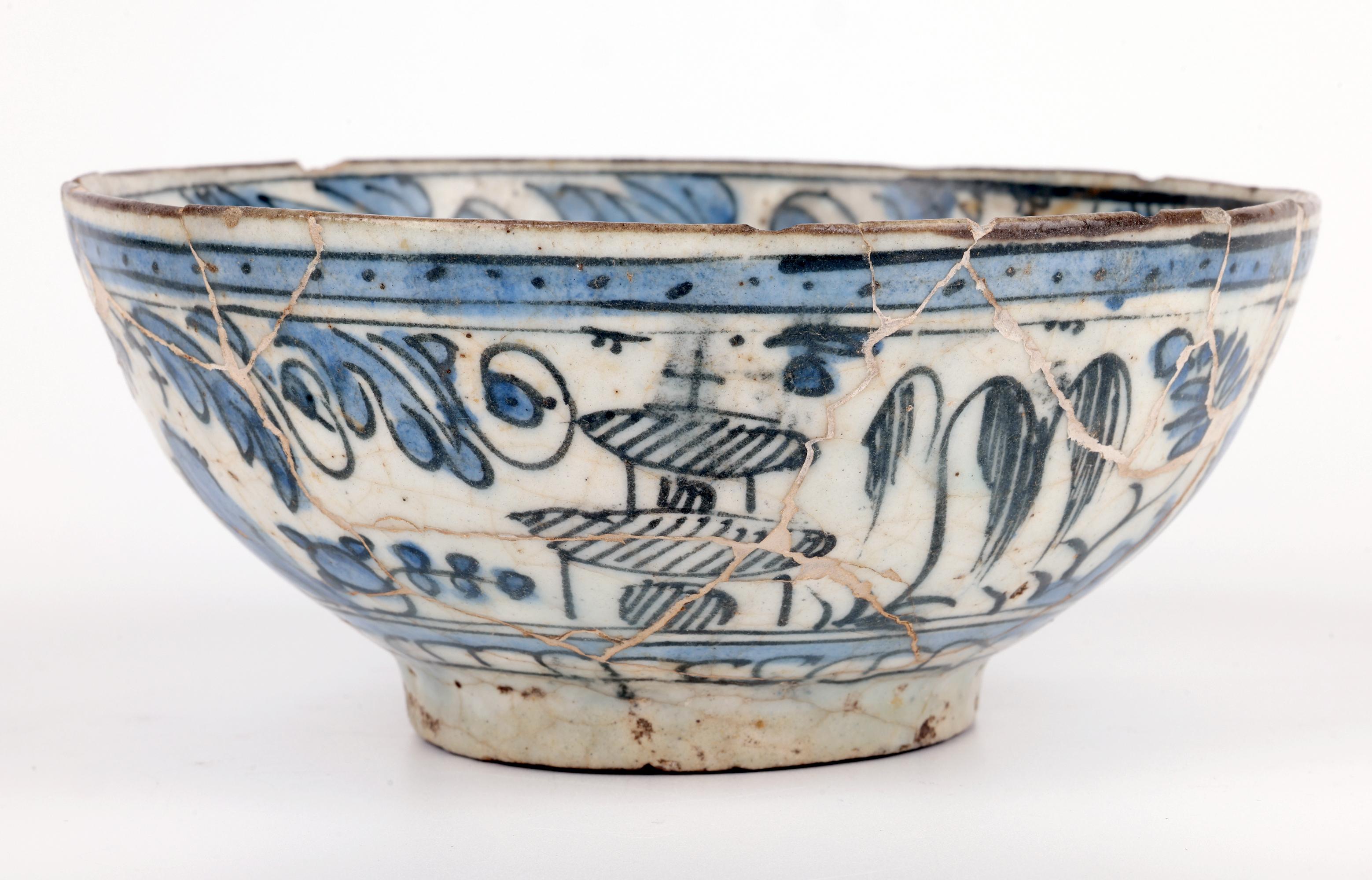 Inusual cuenco islámico de cerámica pintada en azul y blanco de Oriente Medio en venta 3