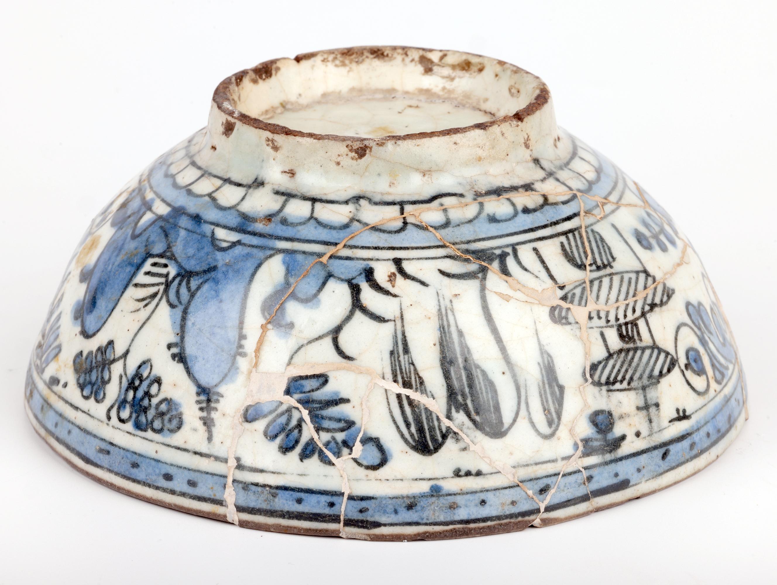 Inusual cuenco islámico de cerámica pintada en azul y blanco de Oriente Medio en venta 4