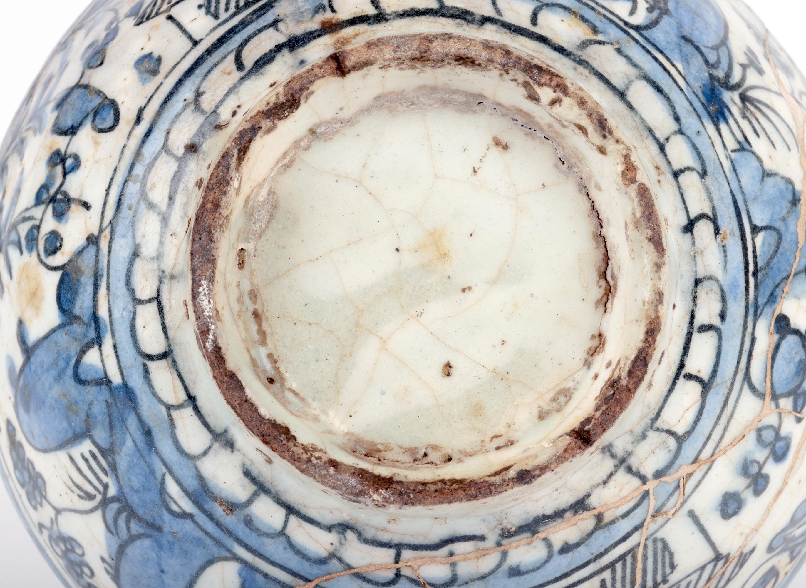 Inusual cuenco islámico de cerámica pintada en azul y blanco de Oriente Medio en venta 5