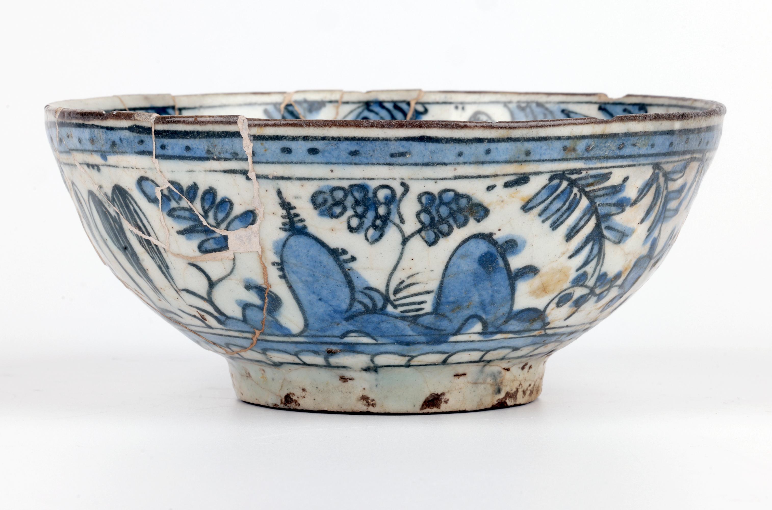 Inusual cuenco islámico de cerámica pintada en azul y blanco de Oriente Medio en venta 6