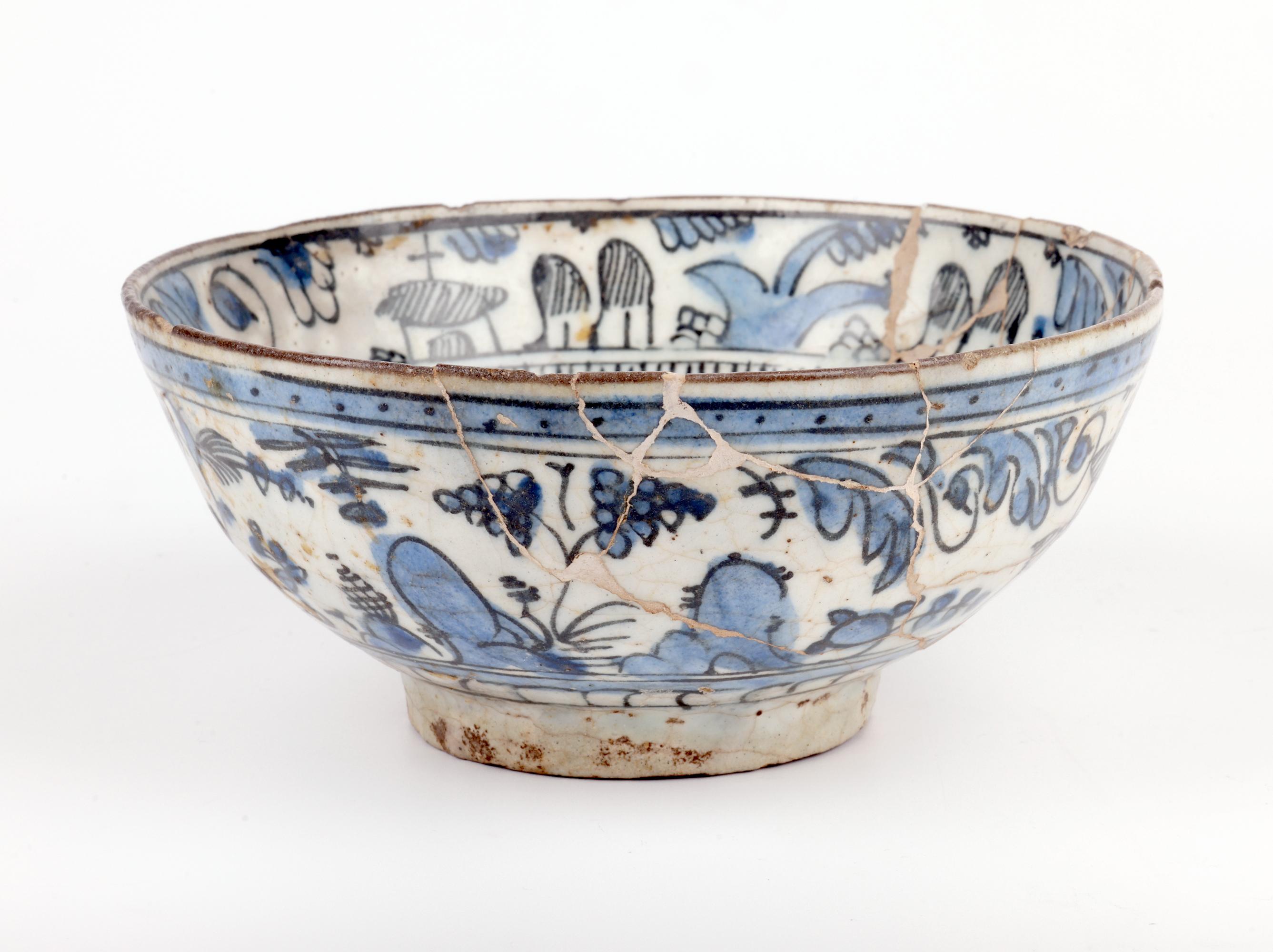 Inusual cuenco islámico de cerámica pintada en azul y blanco de Oriente Medio en venta 8