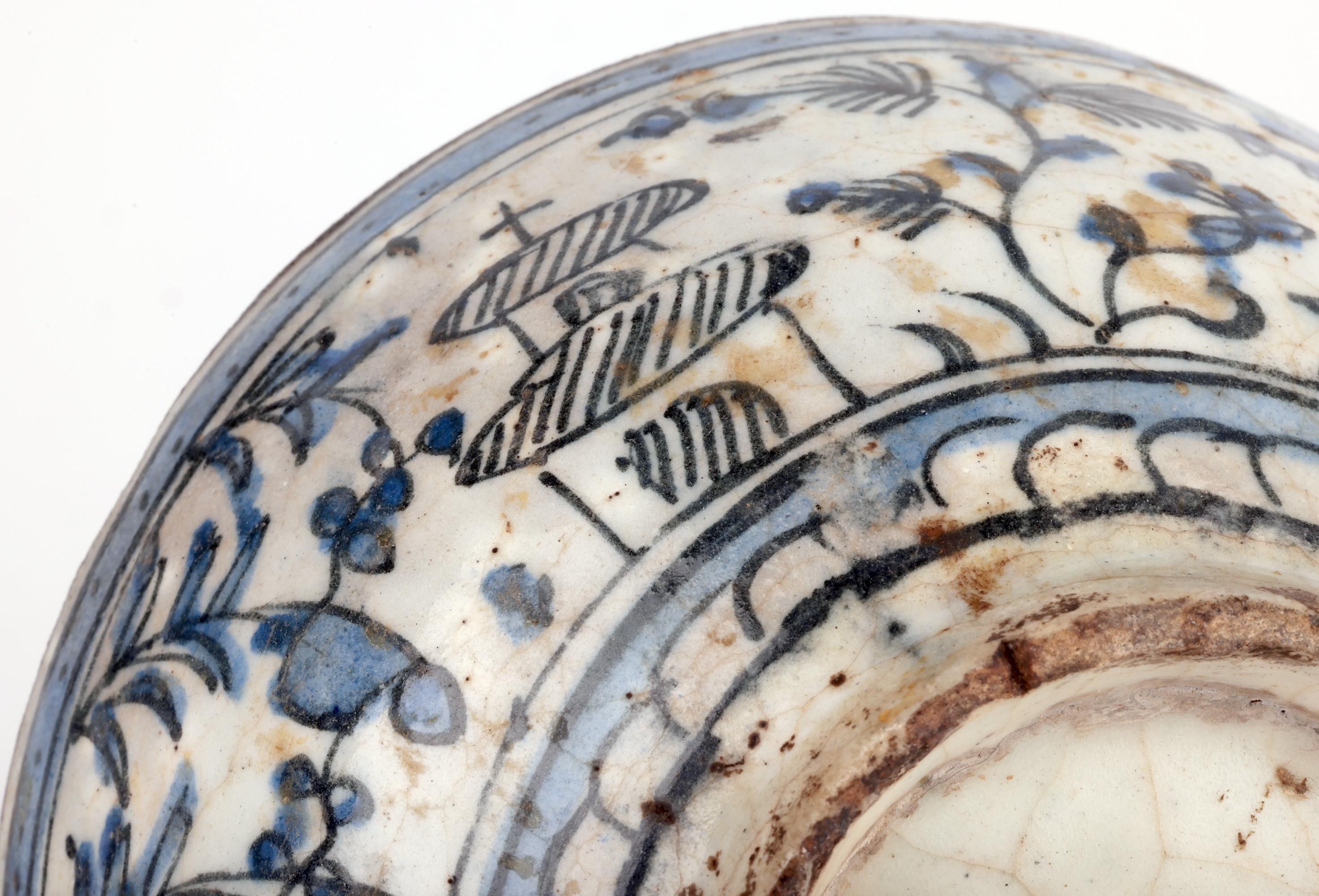 Inusual cuenco islámico de cerámica pintada en azul y blanco de Oriente Medio en venta 9