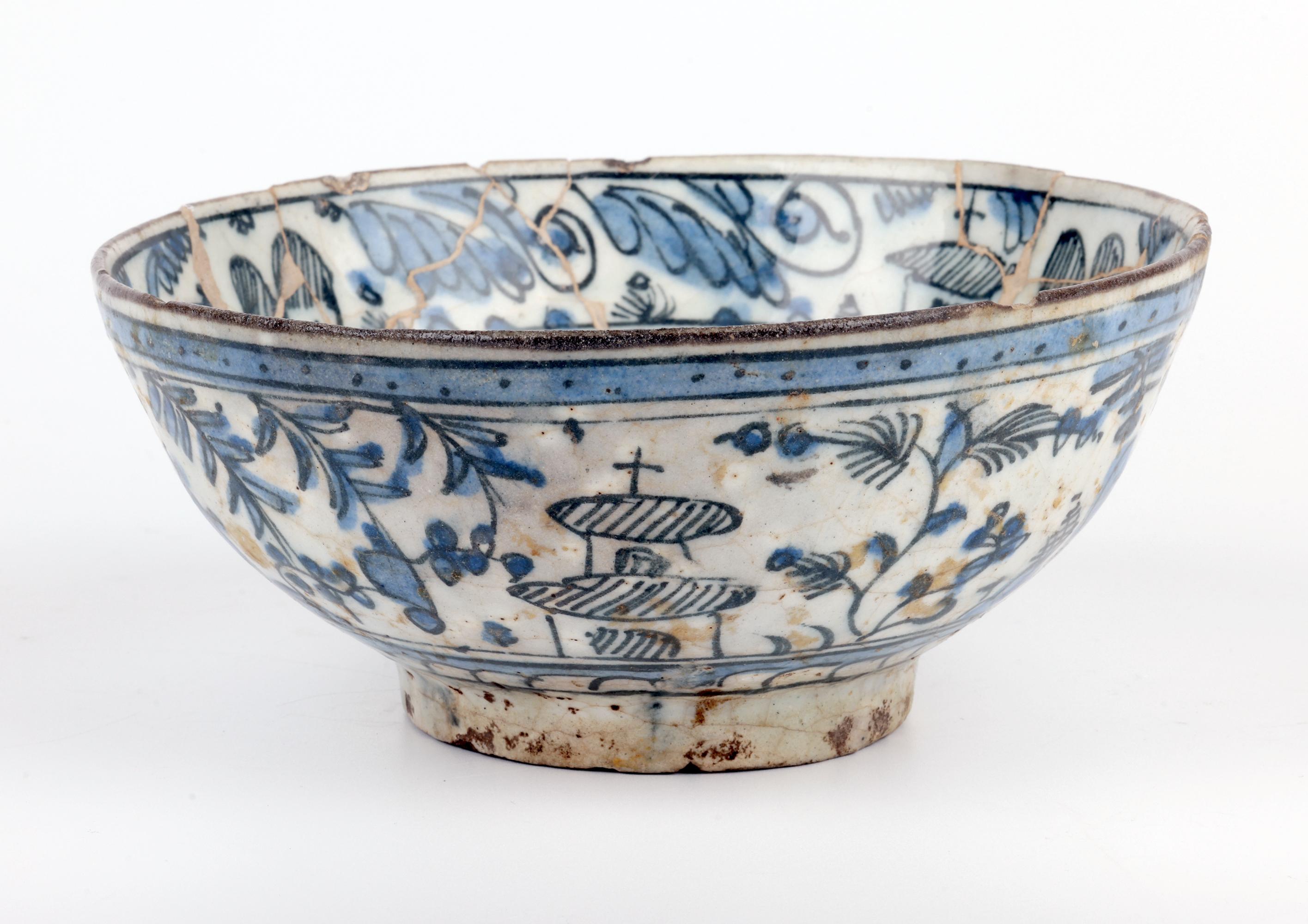 Inusual cuenco islámico de cerámica pintada en azul y blanco de Oriente Medio en venta 10
