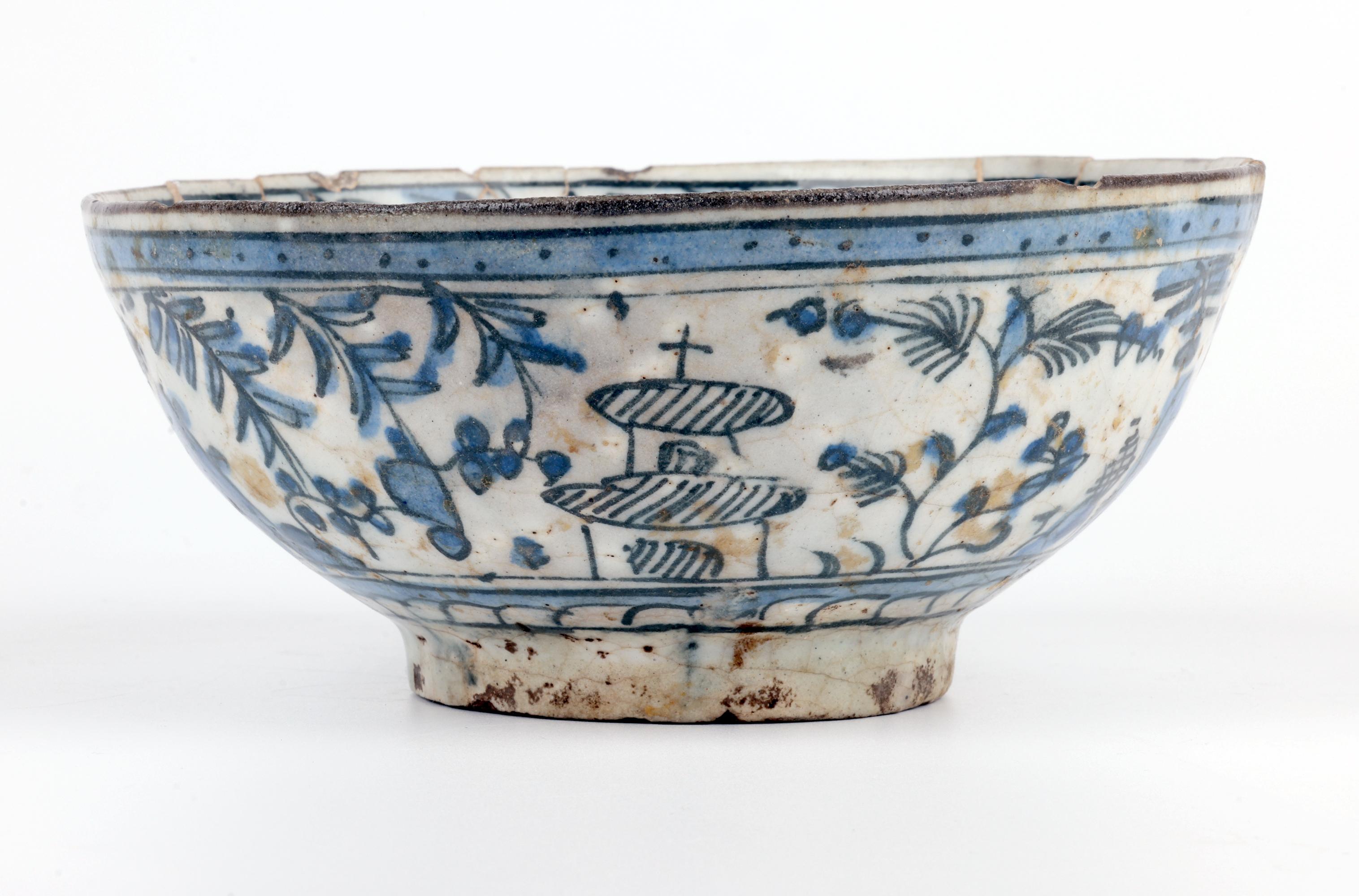 Inusual cuenco islámico de cerámica pintada en azul y blanco de Oriente Medio en venta 11