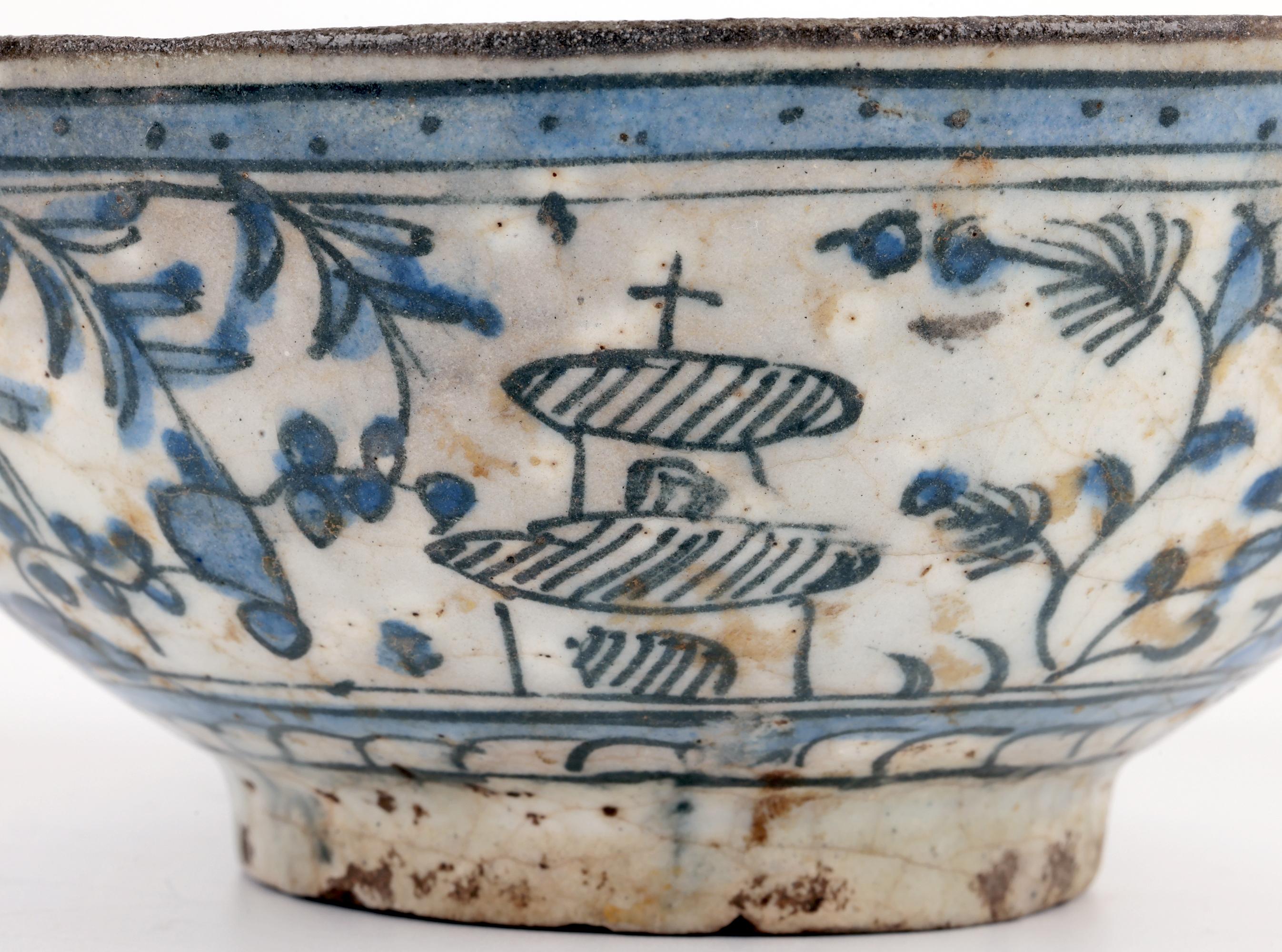 Inusual cuenco islámico de cerámica pintada en azul y blanco de Oriente Medio en venta 12