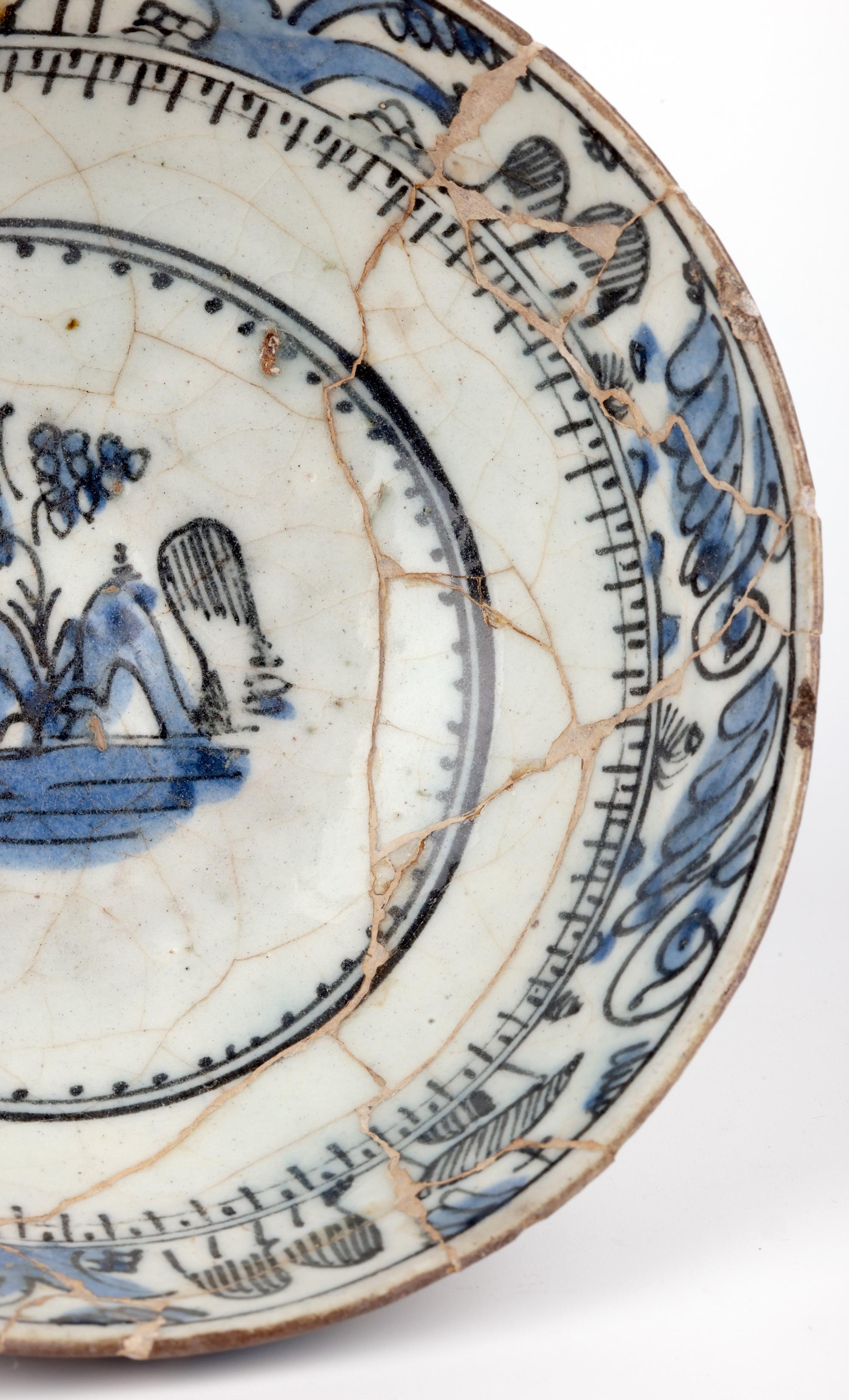 Inusual cuenco islámico de cerámica pintada en azul y blanco de Oriente Medio Sirio en venta