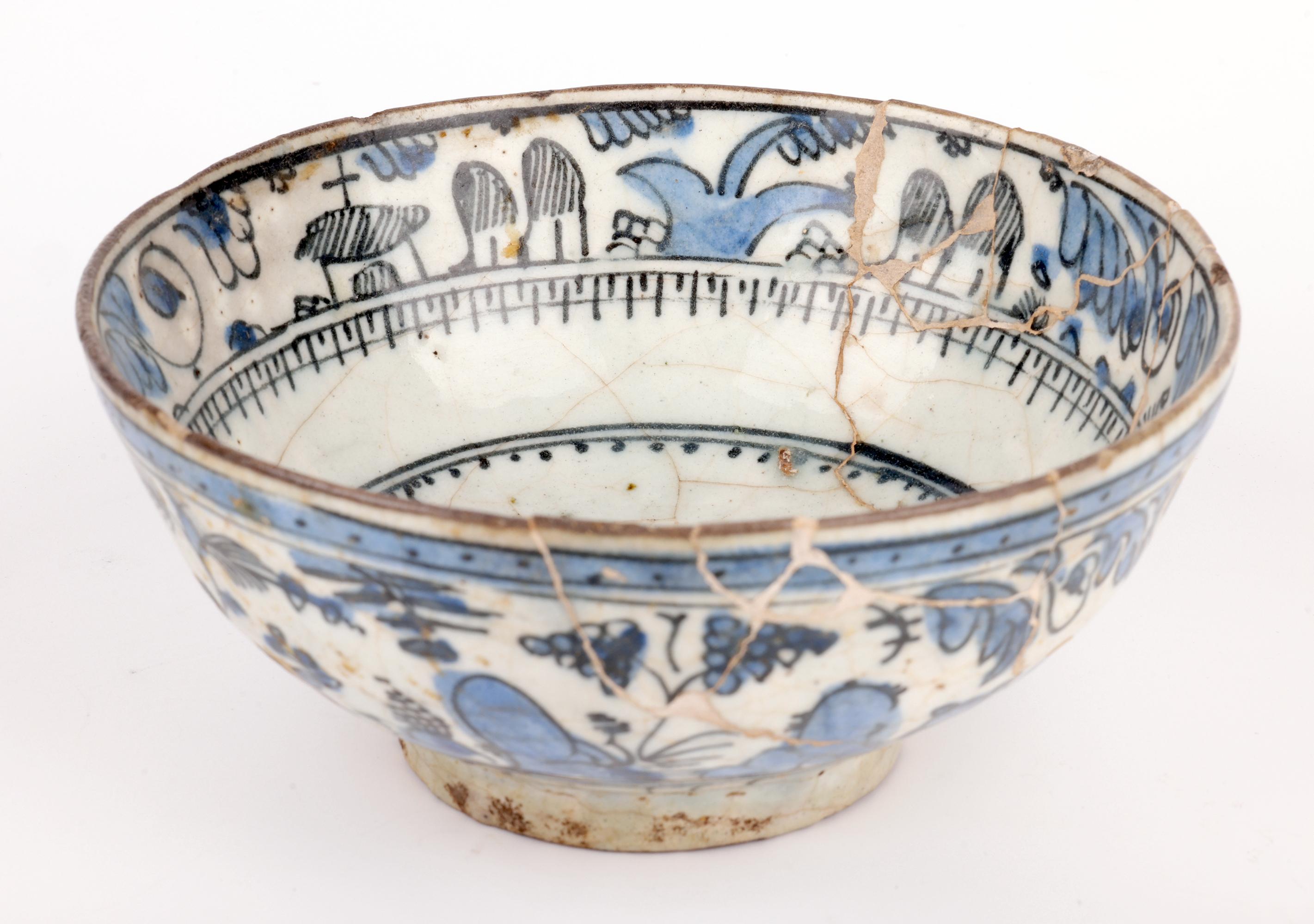 Inusual cuenco islámico de cerámica pintada en azul y blanco de Oriente Medio en Bastante bueno estado para la venta en Bishop's Stortford, Hertfordshire