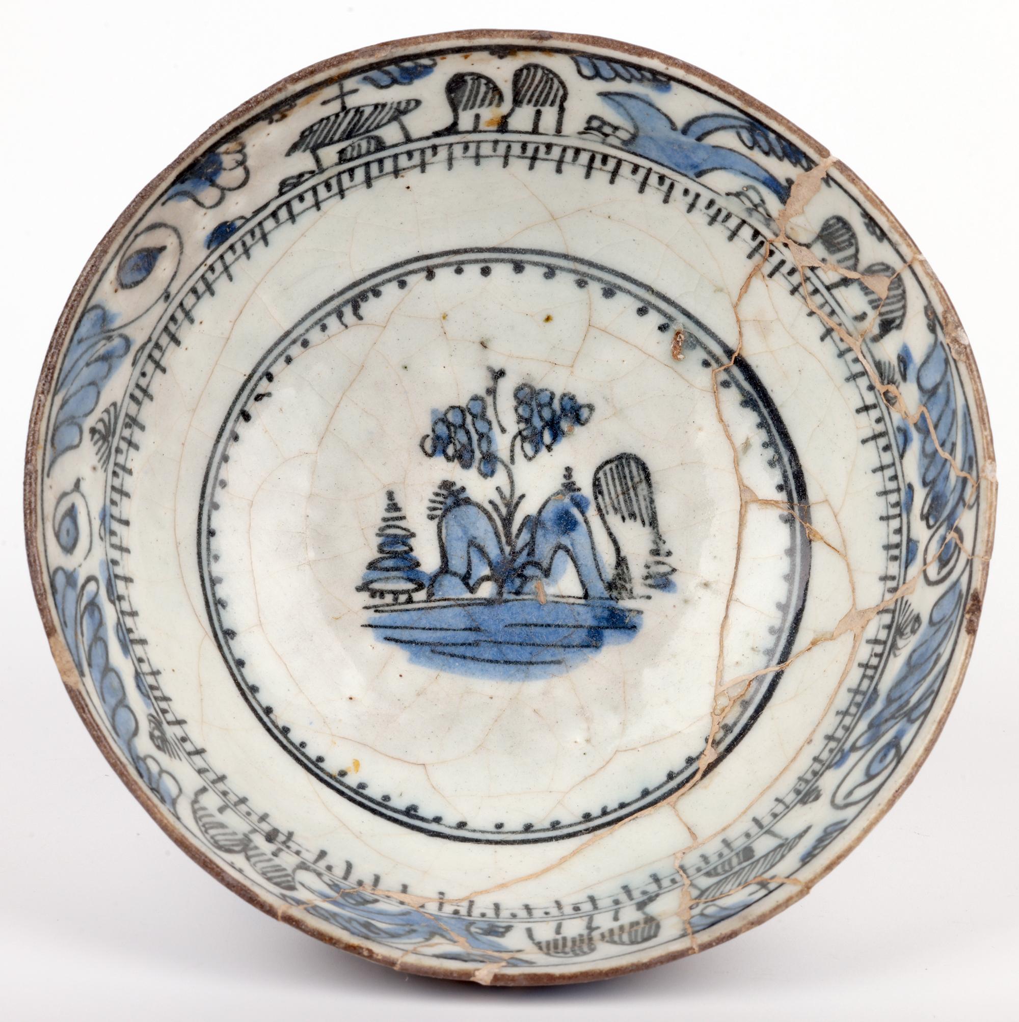 Inusual cuenco islámico de cerámica pintada en azul y blanco de Oriente Medio siglo XVIII y antes en venta