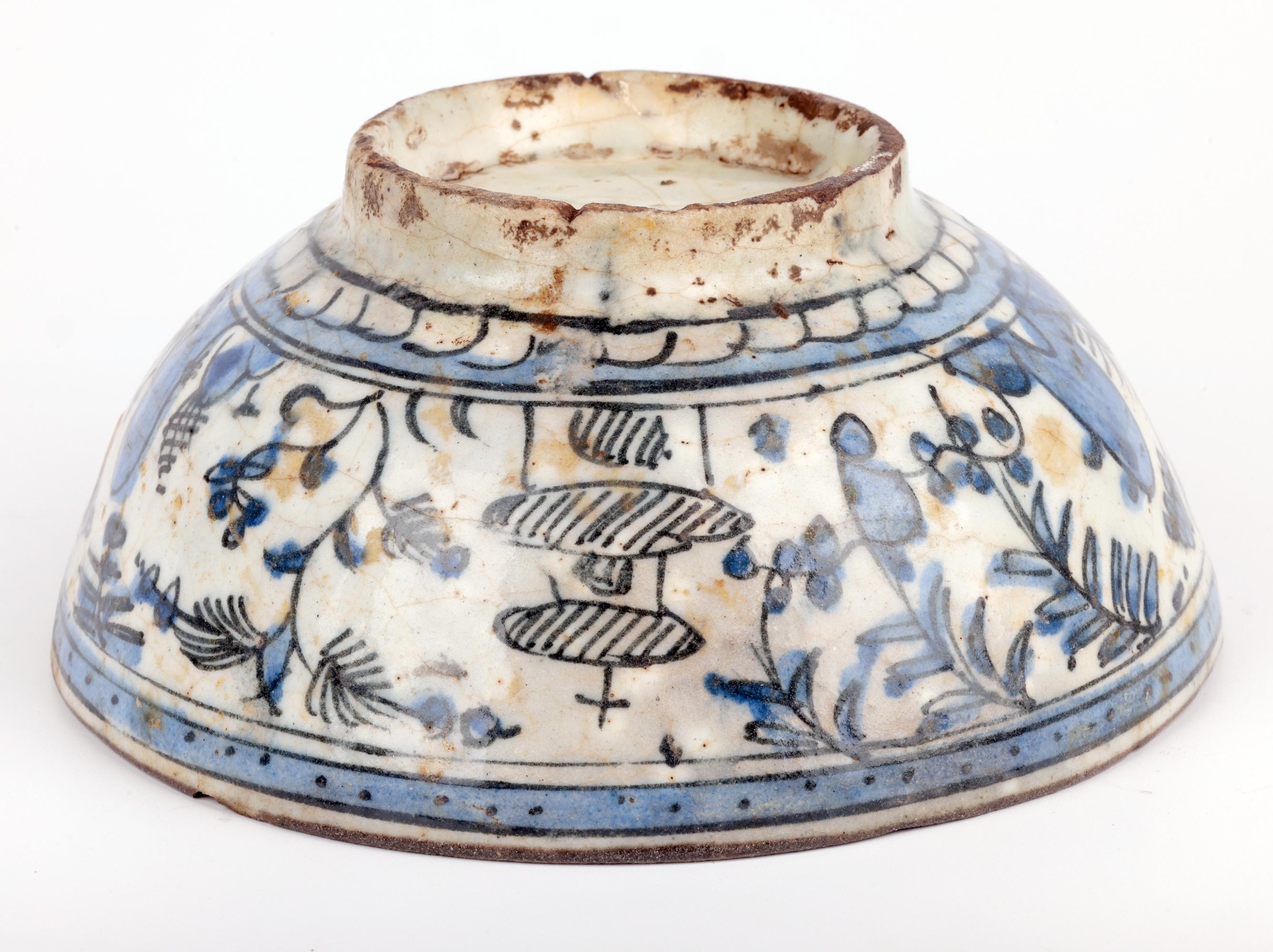 Inusual cuenco islámico de cerámica pintada en azul y blanco de Oriente Medio Cerámico en venta