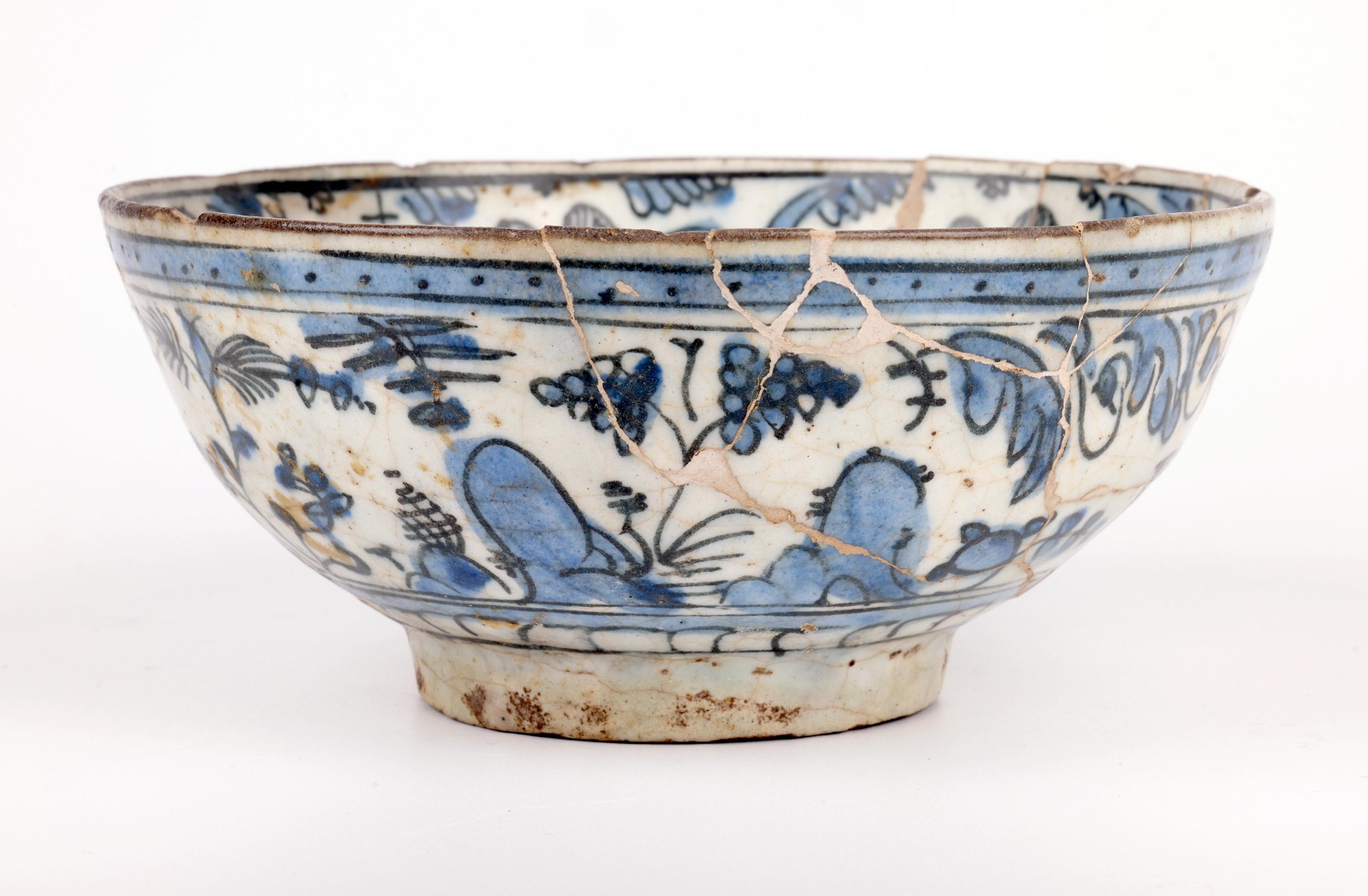 Inusual cuenco islámico de cerámica pintada en azul y blanco de Oriente Medio en venta 1