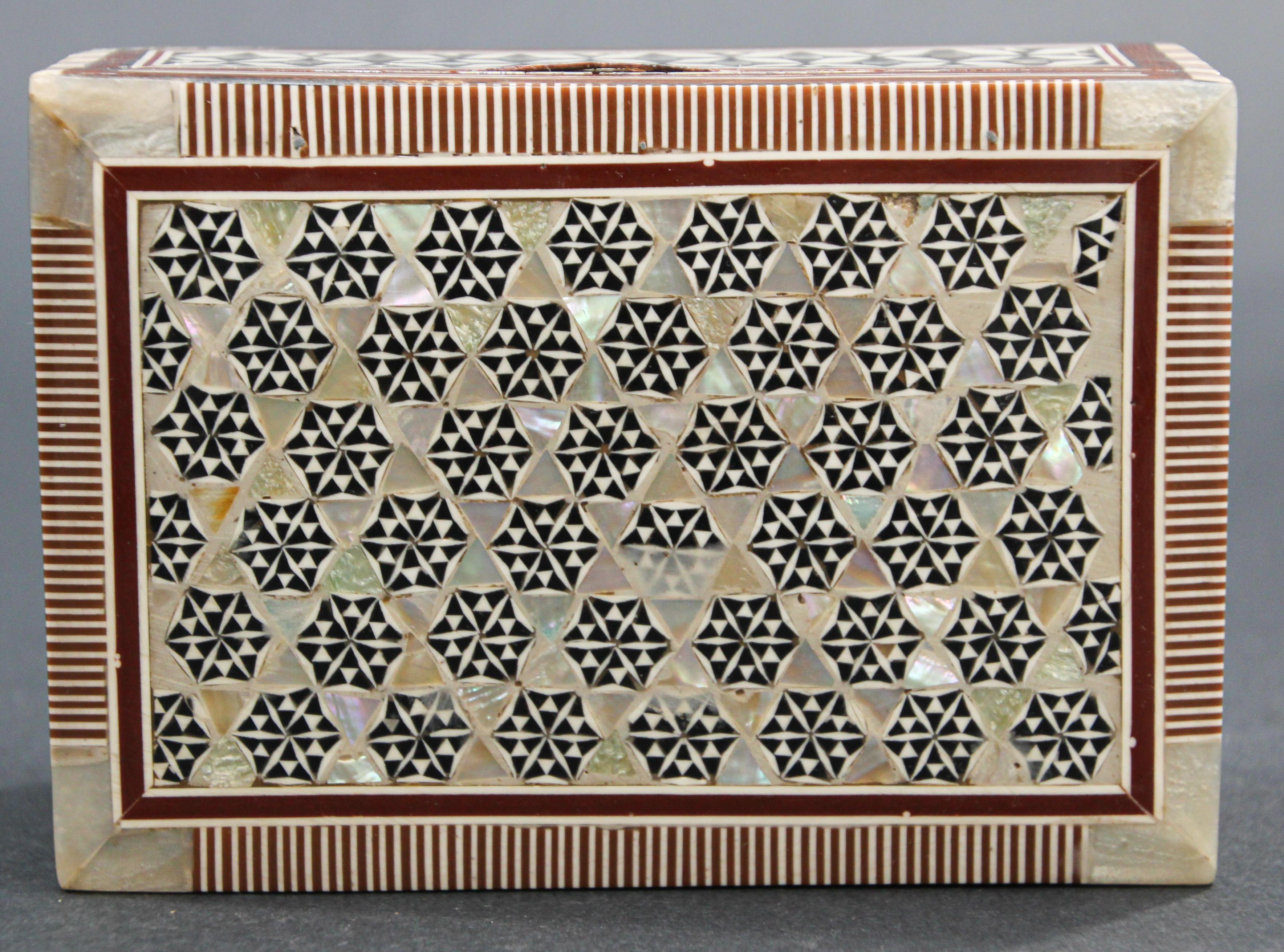 Boîte mauresque en mosaïque blanche du Moyen-Orient en vente 1