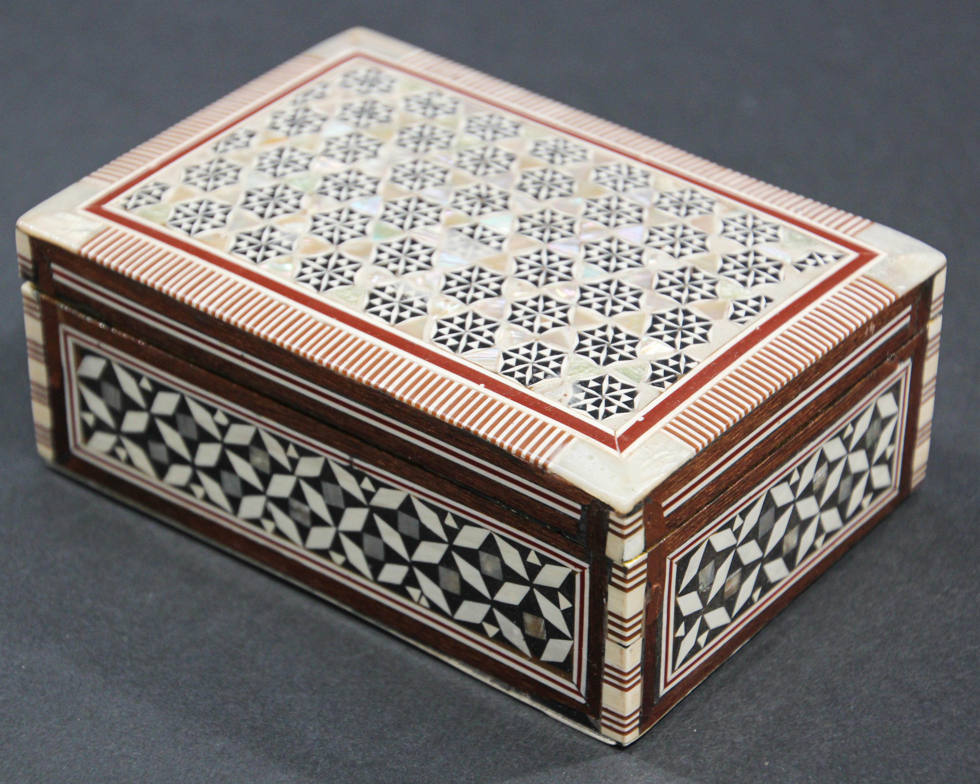 Exquisite handcrafted Middle Eastern Lebanese mosaic marquetry wood box.
Small vintage walnut Syrian style box intricately decorated with Moorish motif designs which have been painstakingly inlaid with mosaic marquetry.
Great craftsmanship