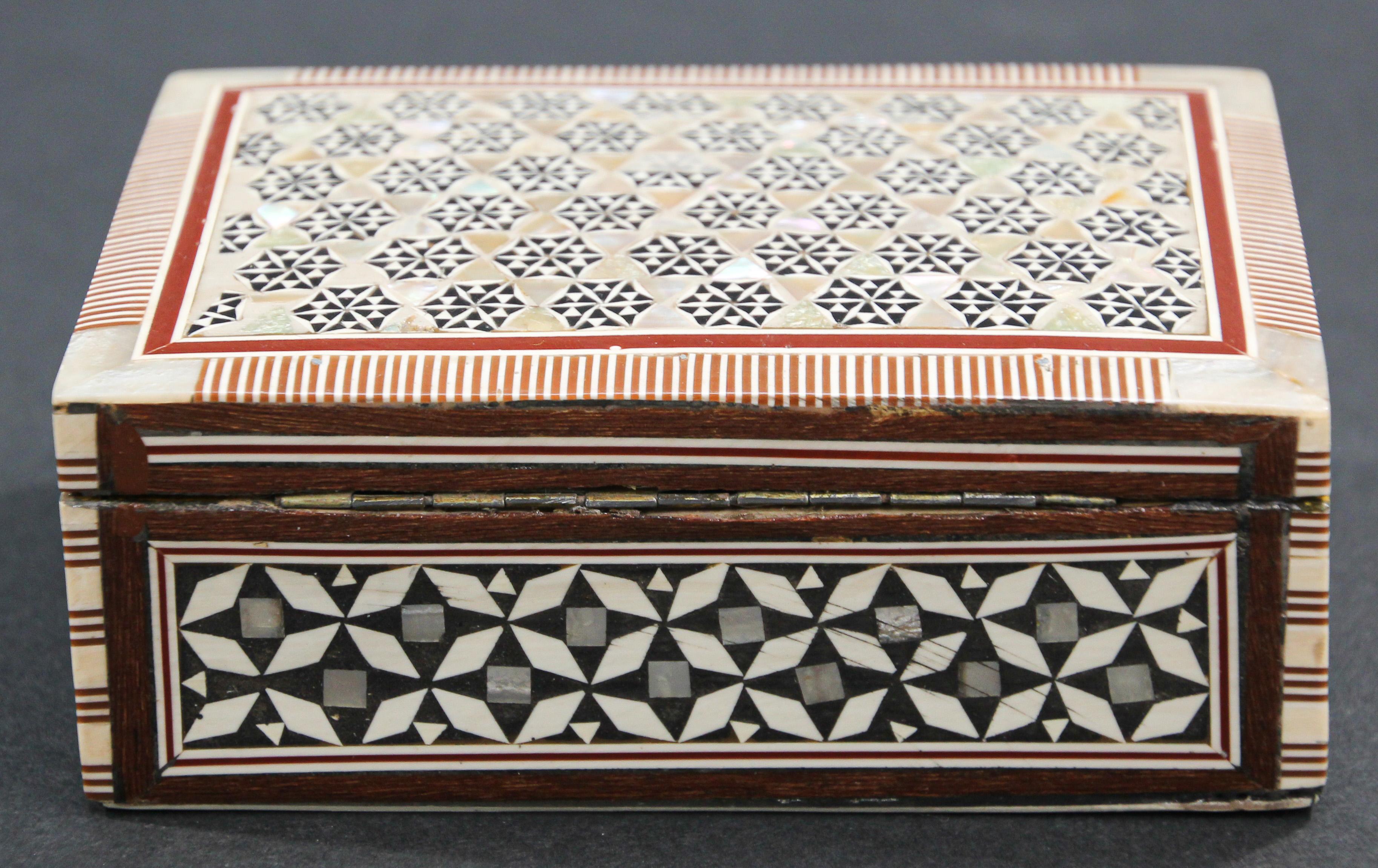 Weißer Mosaik-Mosaik-Kasten aus dem Nahen Osten (Intarsie) im Angebot