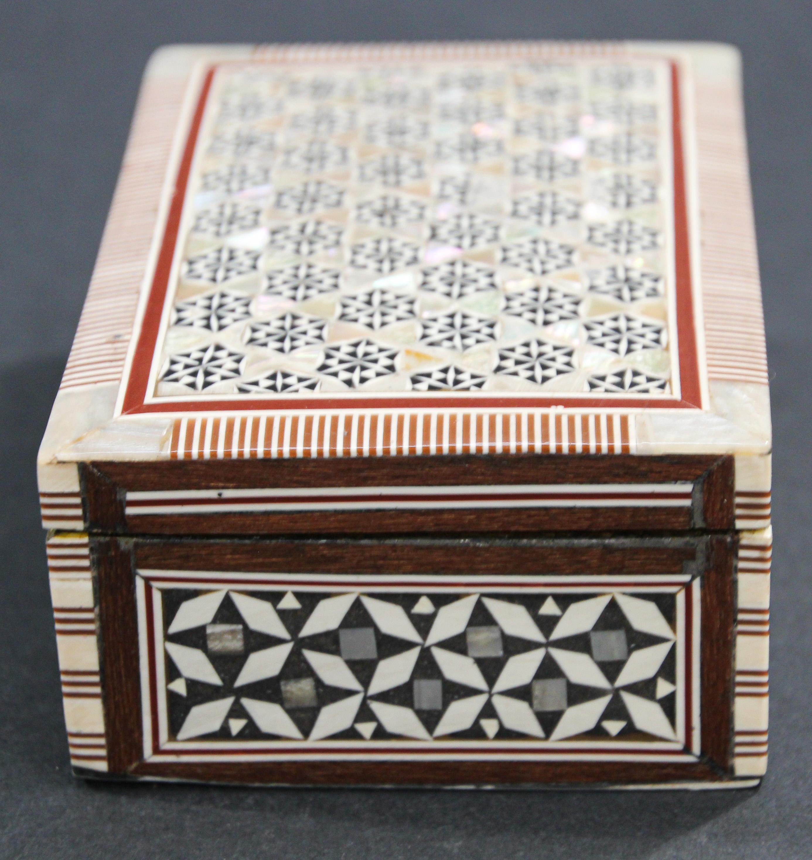Libanais Boîte mauresque en mosaïque blanche du Moyen-Orient en vente