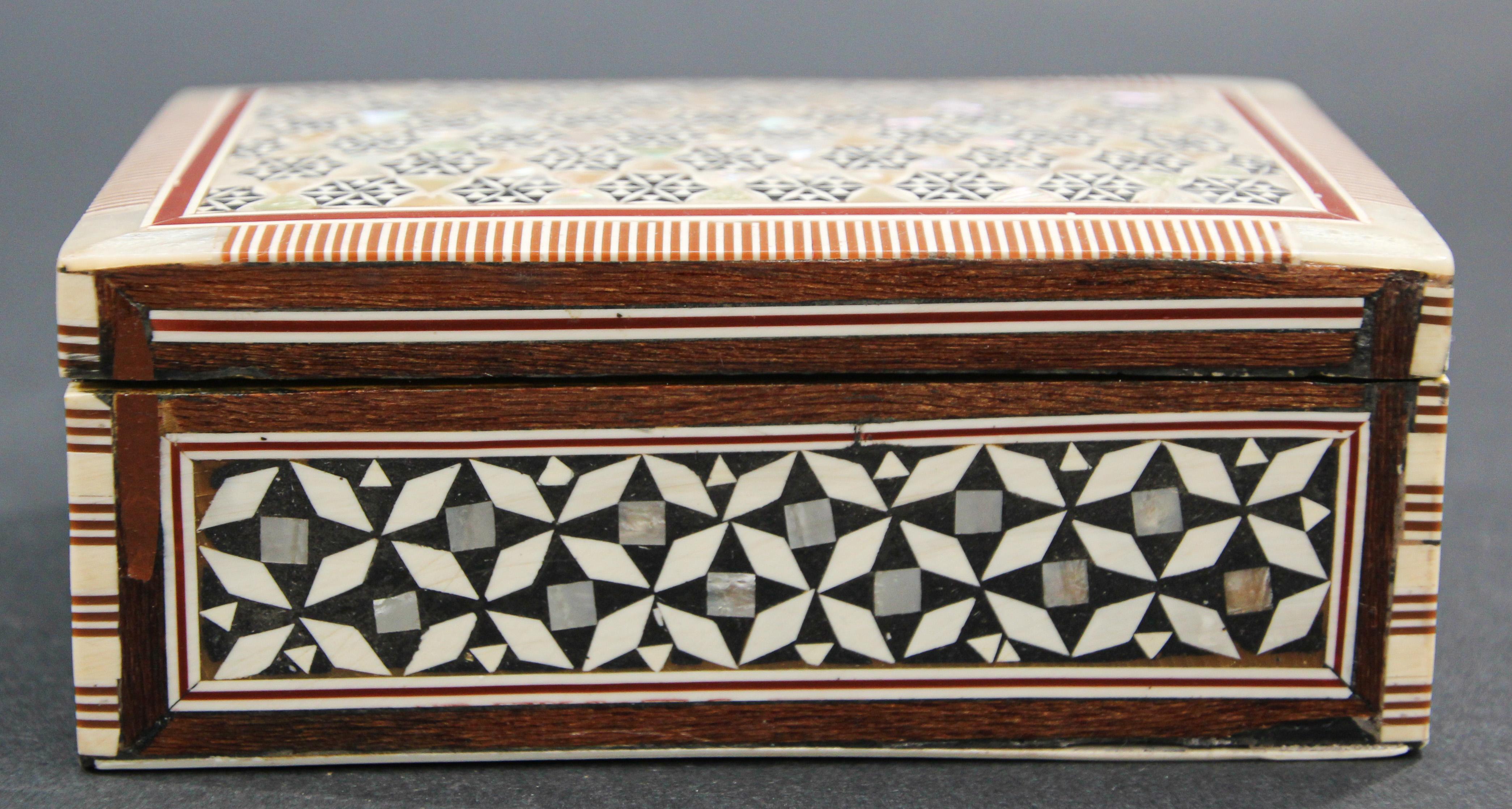 Incrusté Boîte mauresque en mosaïque blanche du Moyen-Orient en vente