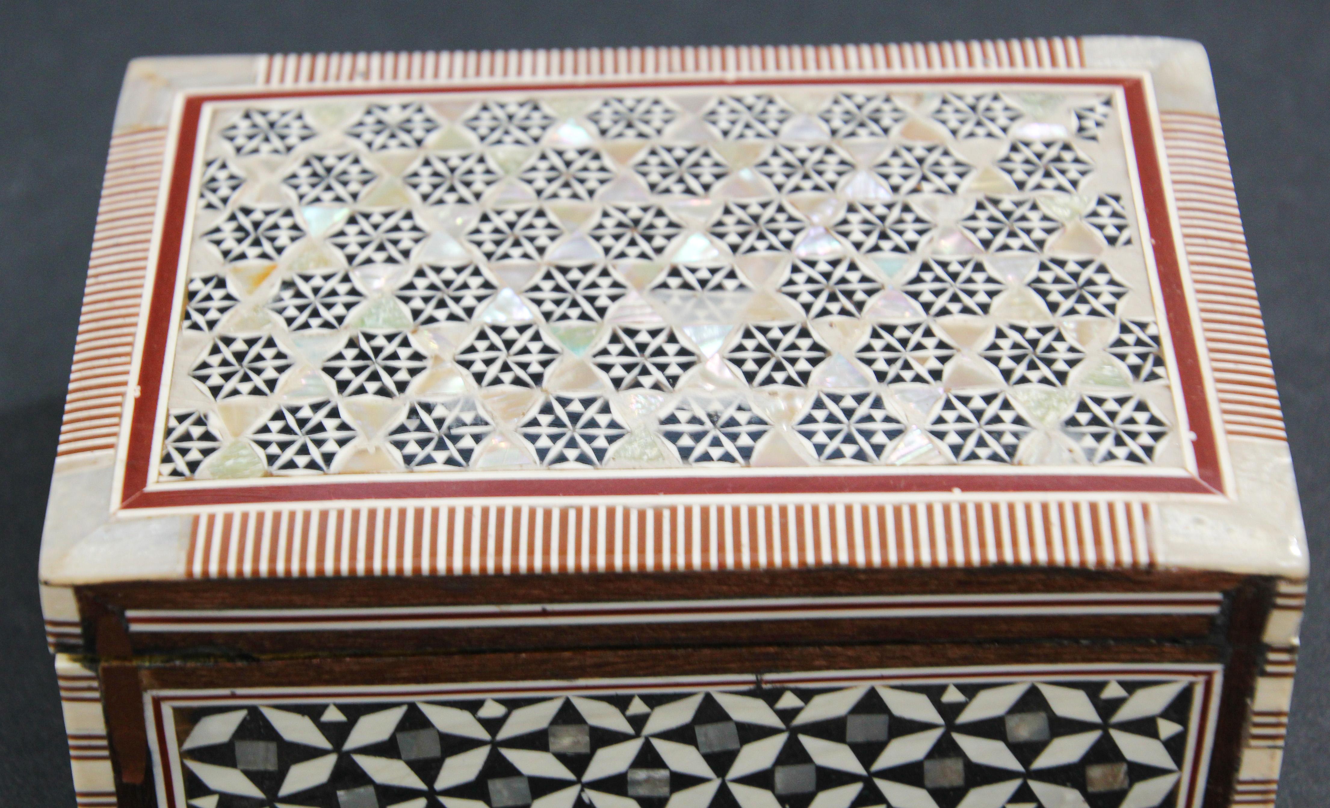 Weißer Mosaik-Mosaik-Kasten aus dem Nahen Osten (Abalone) im Angebot