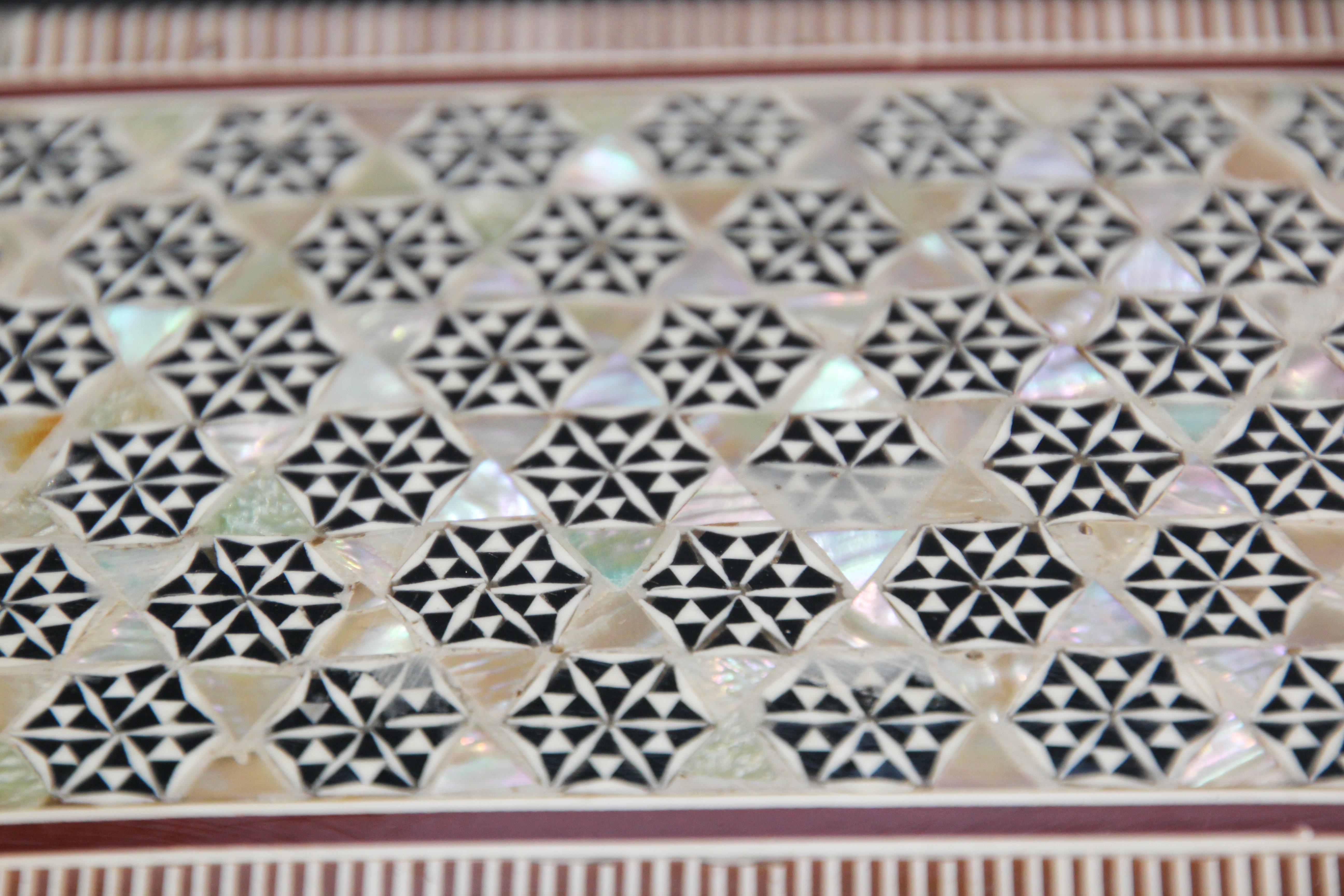 Weißer Mosaik-Mosaik-Kasten aus dem Nahen Osten im Angebot 1