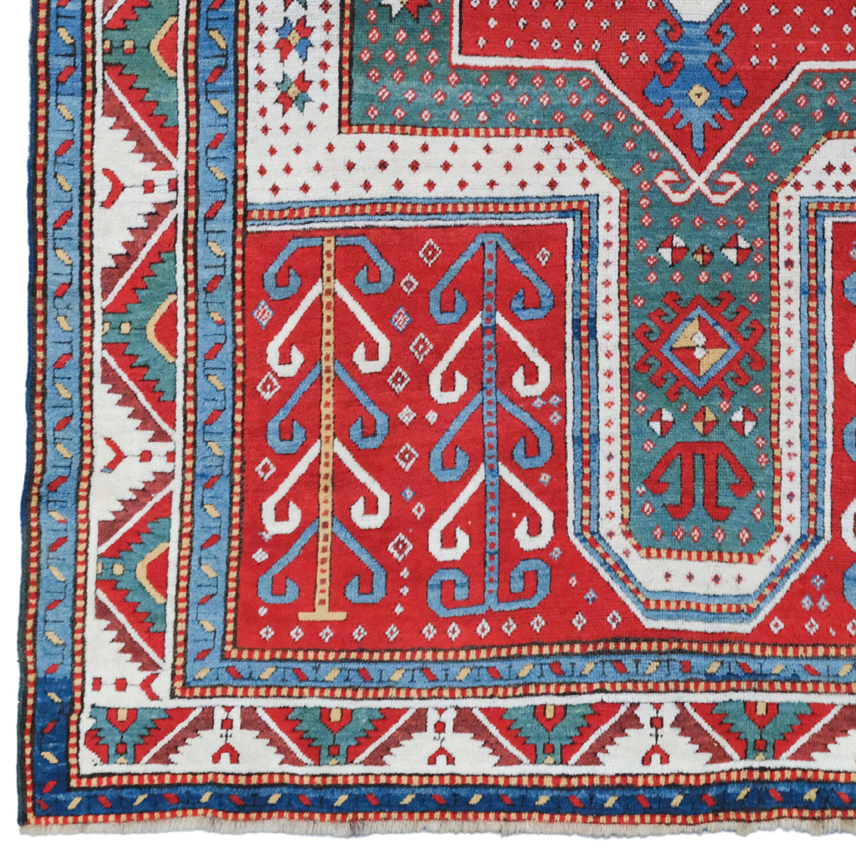 Cet antique tapis caucasien de Sevan, datant du milieu du XIXe siècle, est à la fois un chef-d'œuvre de l'art textile et une œuvre qui a traversé les siècles. La finesse d'exécution, les motifs géométriques et les dessins sont brodés sur le tissu de